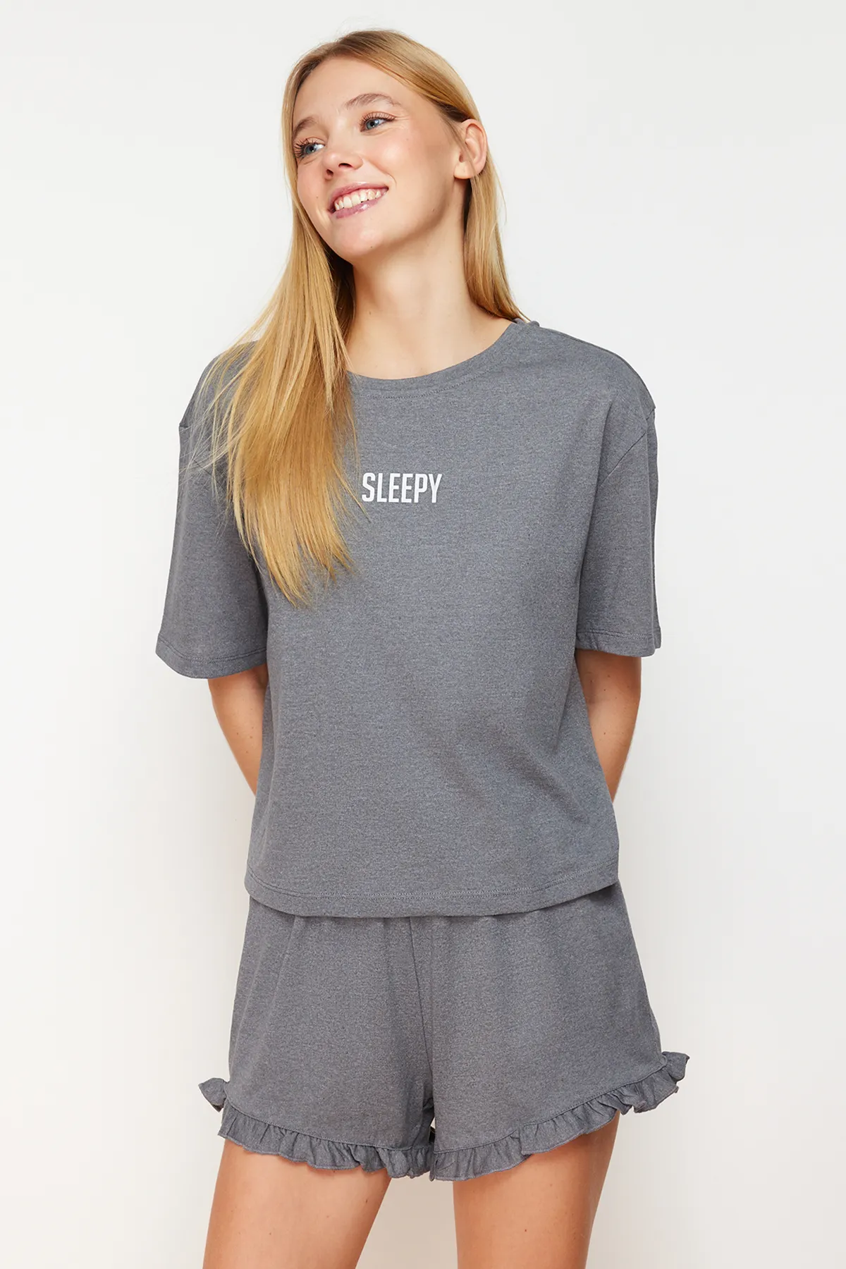 Trendyol Collection  Anthrazitfarbenes Melange-Baumwoll-Slogan-bedrucktes, detailliertes Strick-Pyjama-Set mit Rüschen THMSS24PT00114