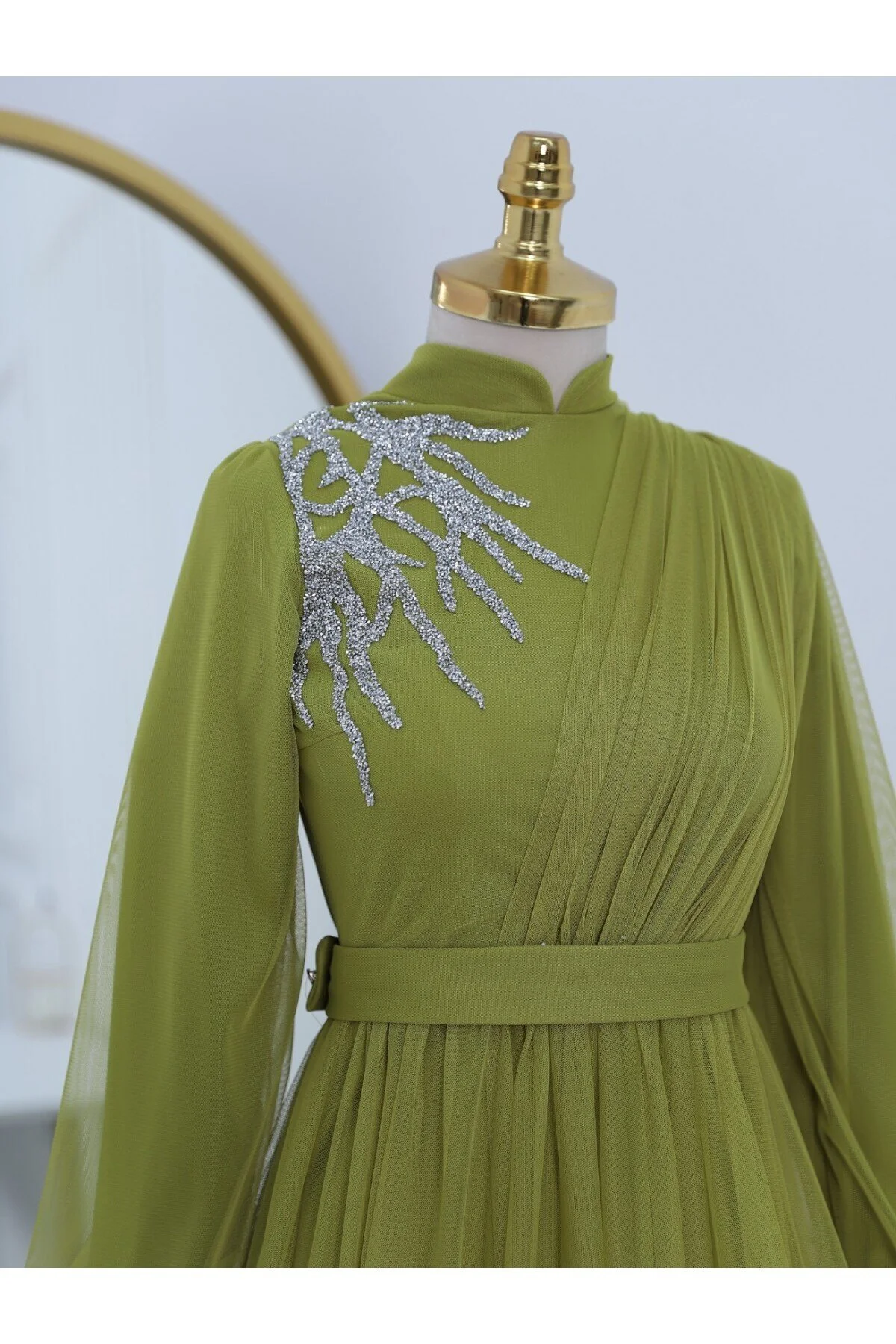 Modamorfo  Drapiertes Tüll-Abendkleid mit Gürtel und Steindetail auf der Vorderseite