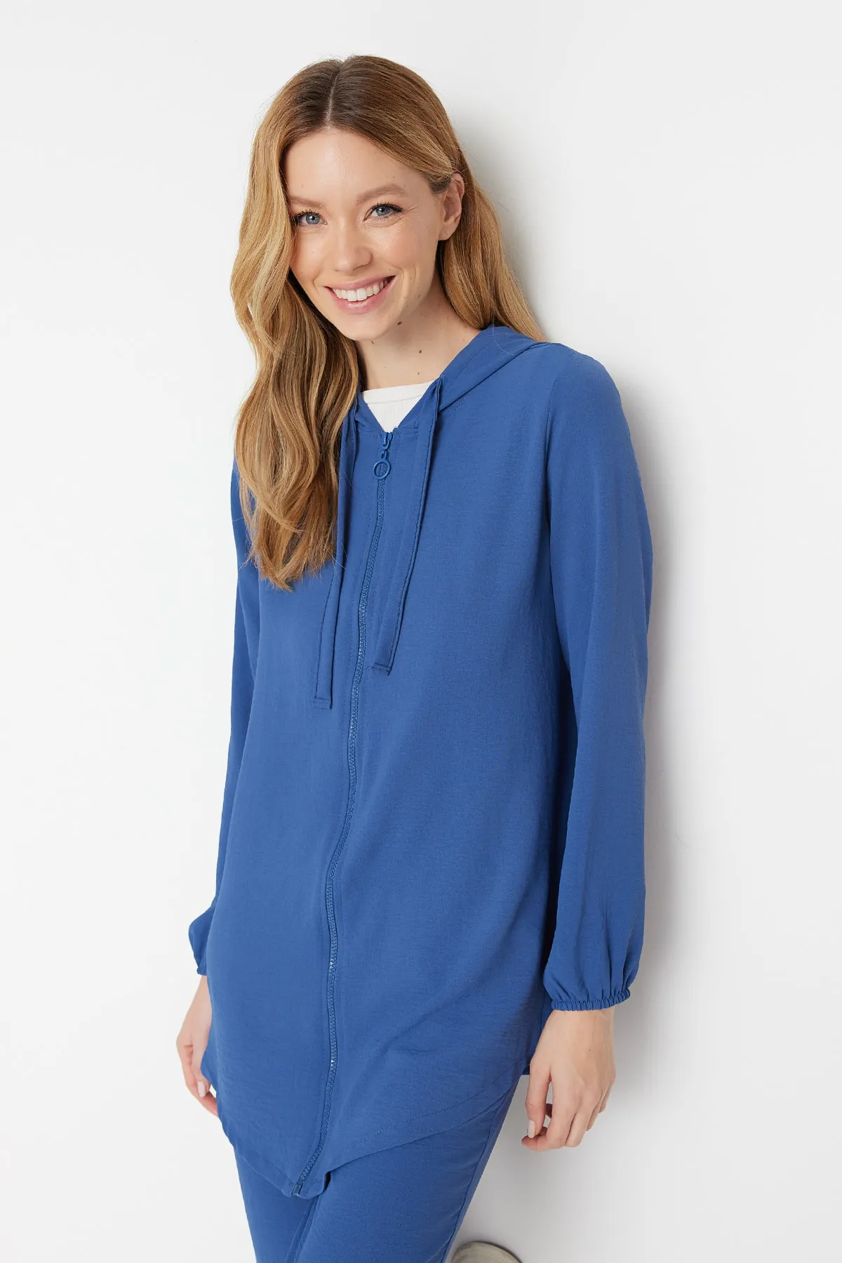 Trendyol Modest  Marineblaues Aerobin-Set aus Strickjacke und Hose – mit Kapuze und Reißverschluss TCTSS22US0026