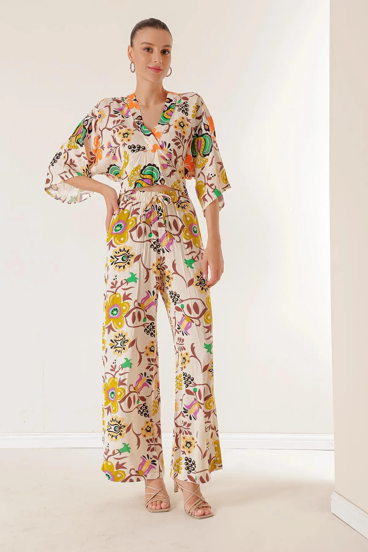 By Saygı  Palazzo-Hose mit elastischer Taille und Taschen vorne und hinten, V-Ausschnitt, bauchfrei, geblümter Doppelanzug