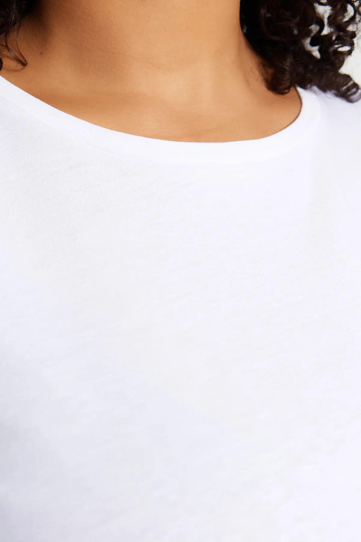 Trendyol Curve  Weißes Basic-Strick-T-Shirt mit Rundhalsausschnitt TBSSS22TS0733