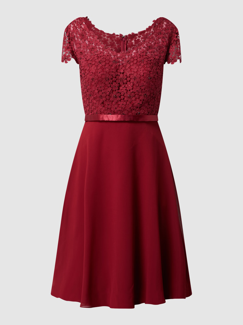 Cocktailkleid mit Ziersteinen und floralen Stickereien in bordeaux rot