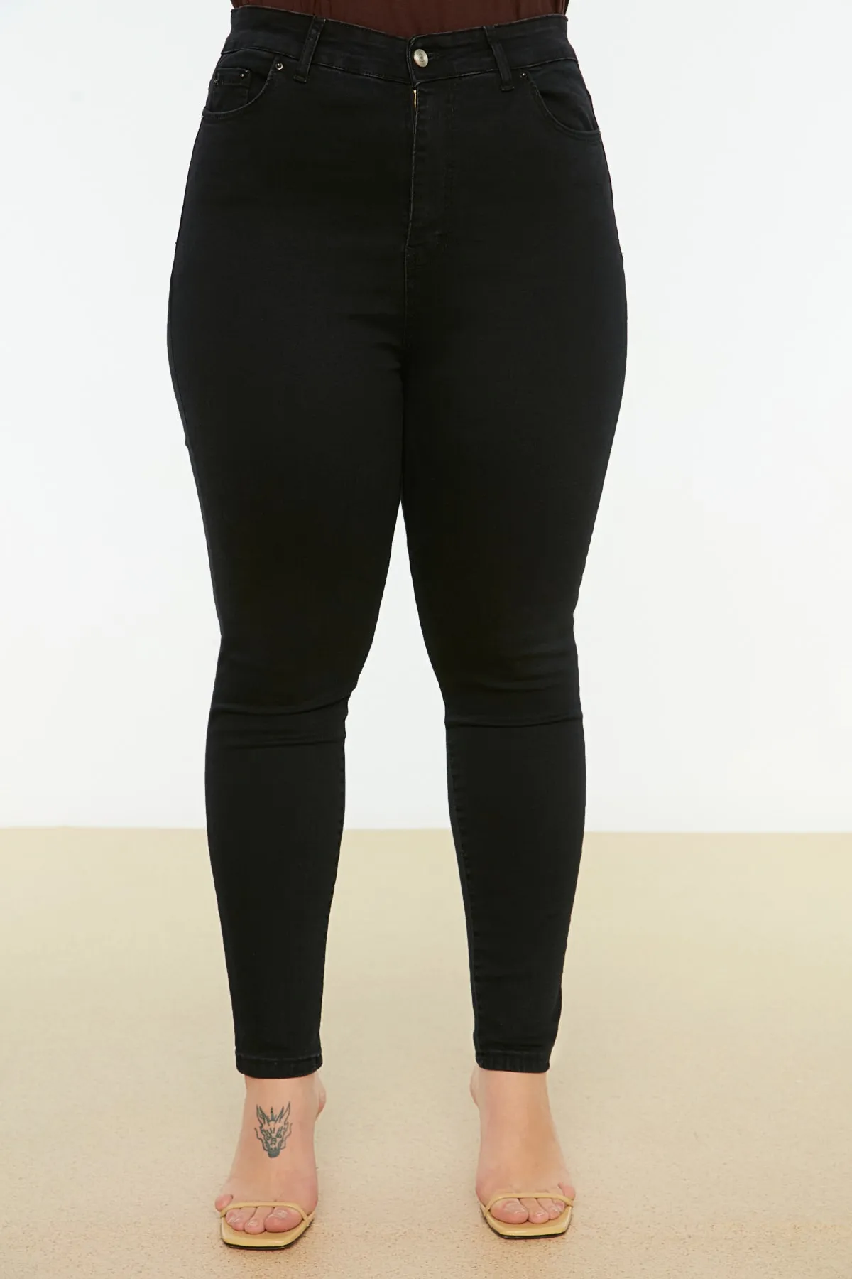 Trendyol Curve  Schwarze Röhrenjeans mit hoher Taille TBBSS22JE0075