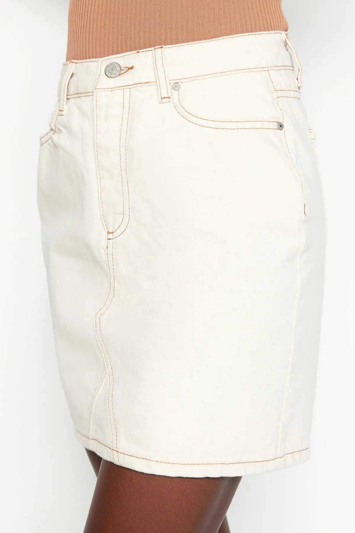 Trendyol Collection  Ecrufarbener Basic-Jeansrock mit geradem Schnitt und hoher Taille TWOSS20ET0181