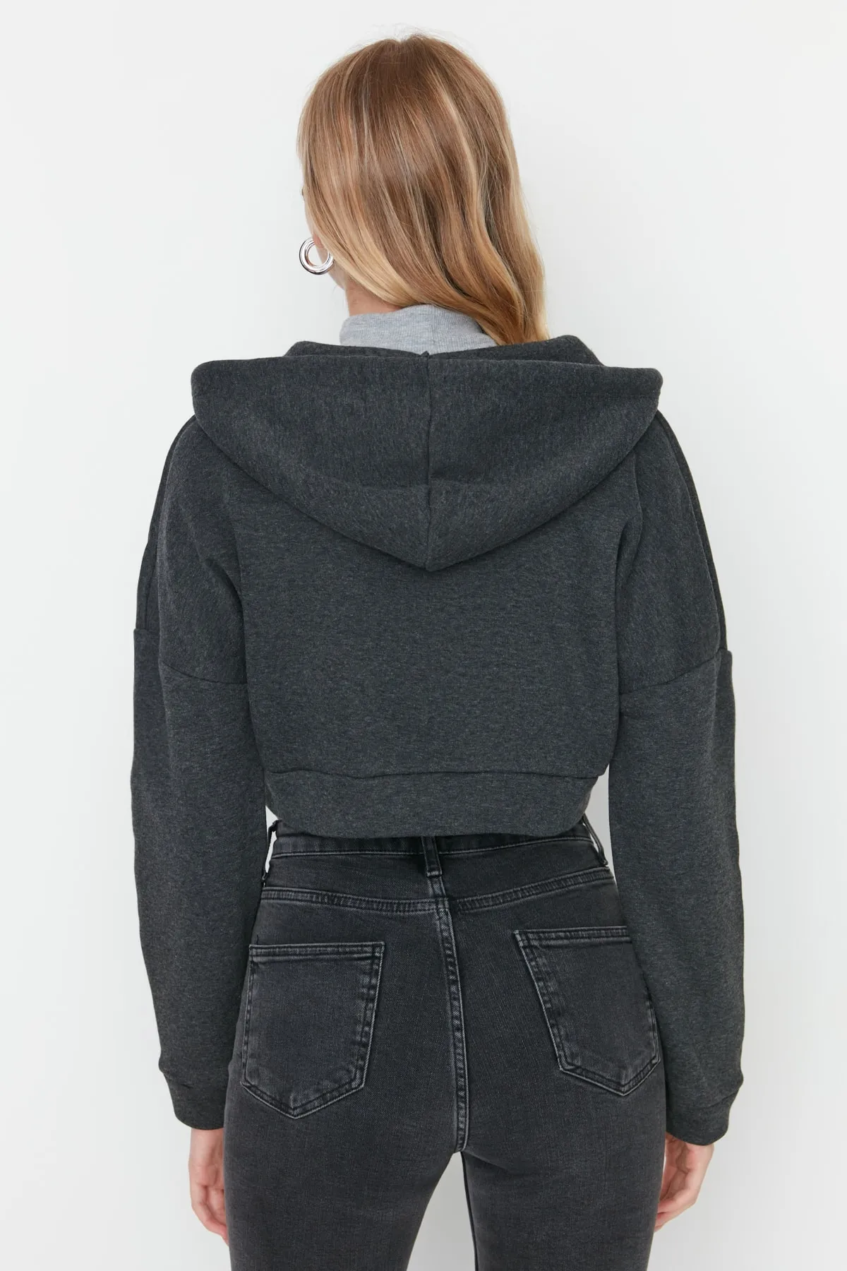 Trendyol Collection  Anthrazitfarbenes Strick-Sweatshirt mit Reißverschluss und Kapuze aus dickem Fleece innen TWOAW23SW00028