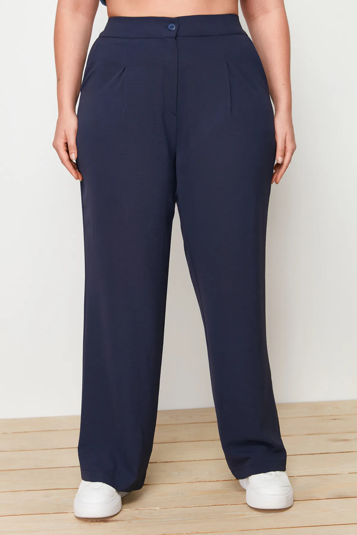 Trendyol Curve  Marineblaue plissierte Webhose mit hoher Taille TBBSS22PL0448