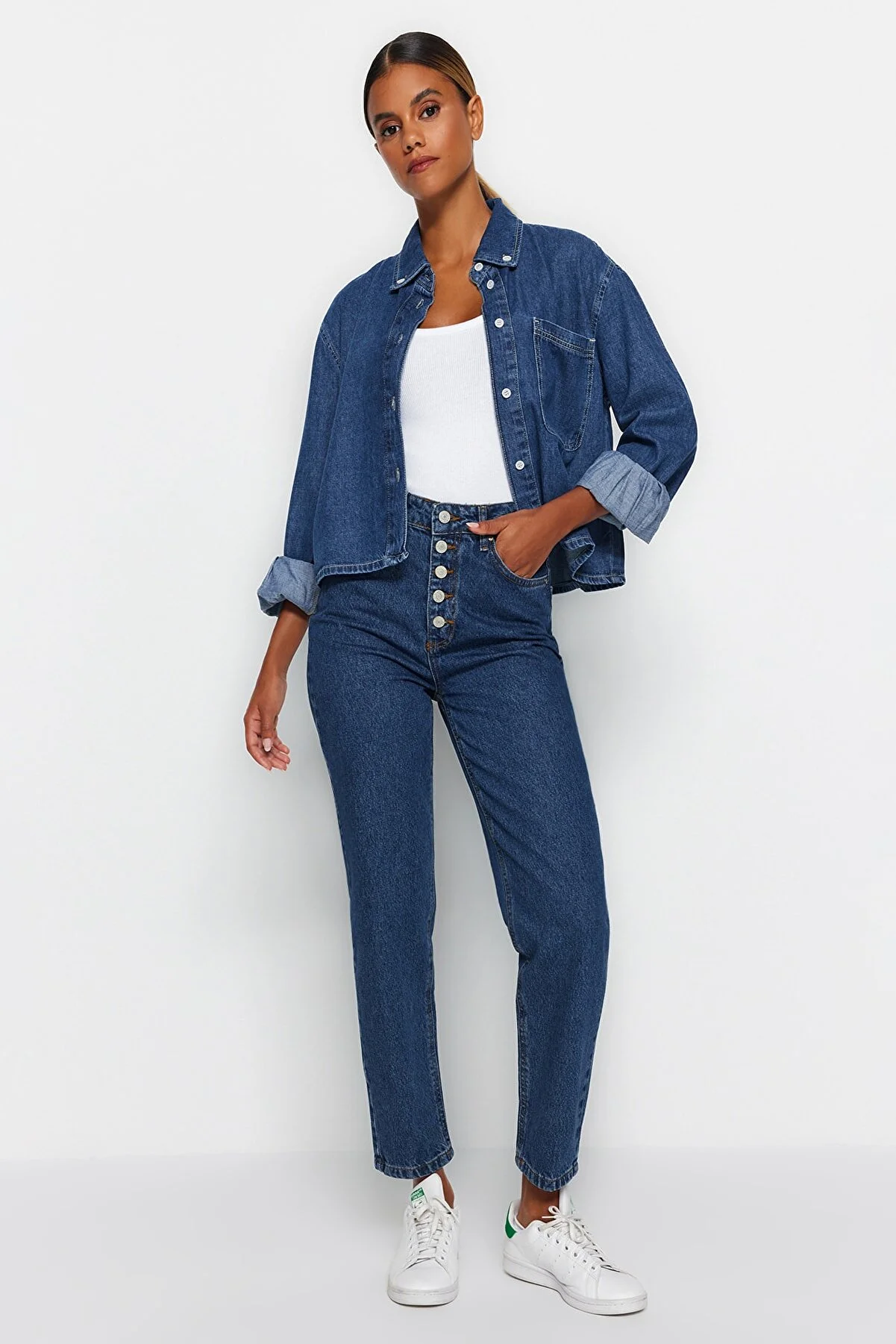 Trendyol Collection  Dunkelblaue Mom-Jeans mit hoher Taille und Knopfleiste vorne TWOAW24JE00071