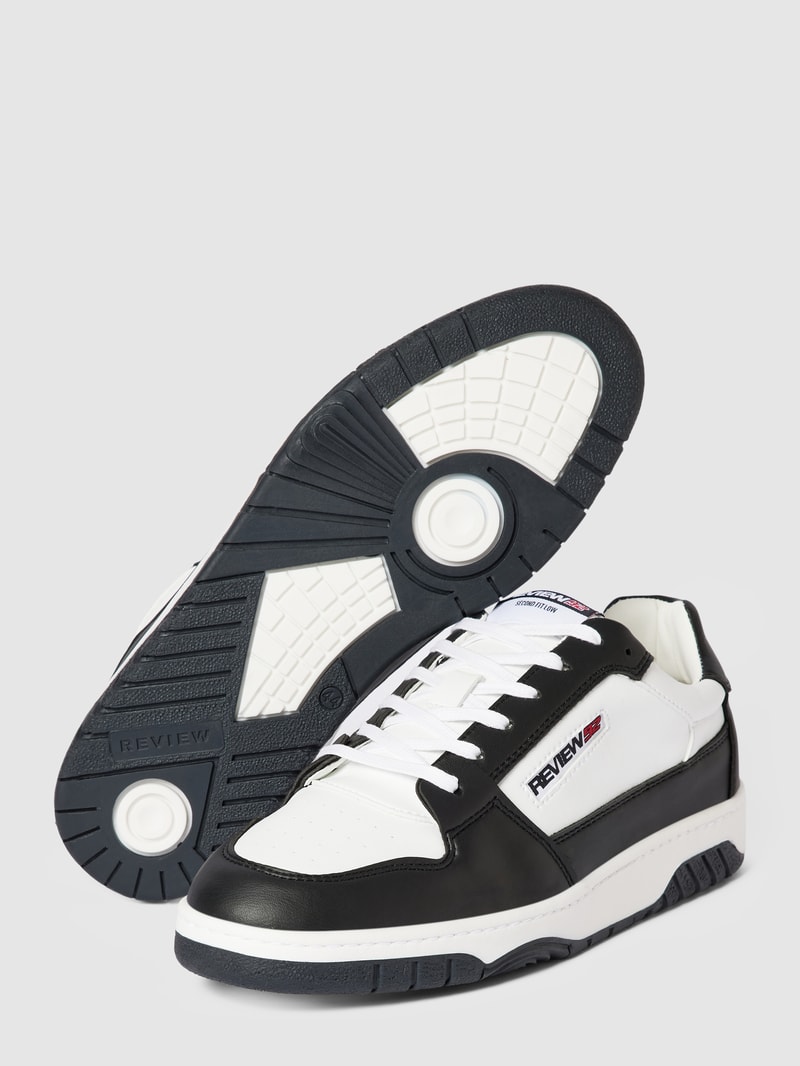Sneaker mit Kontrastbesatz in schwarz