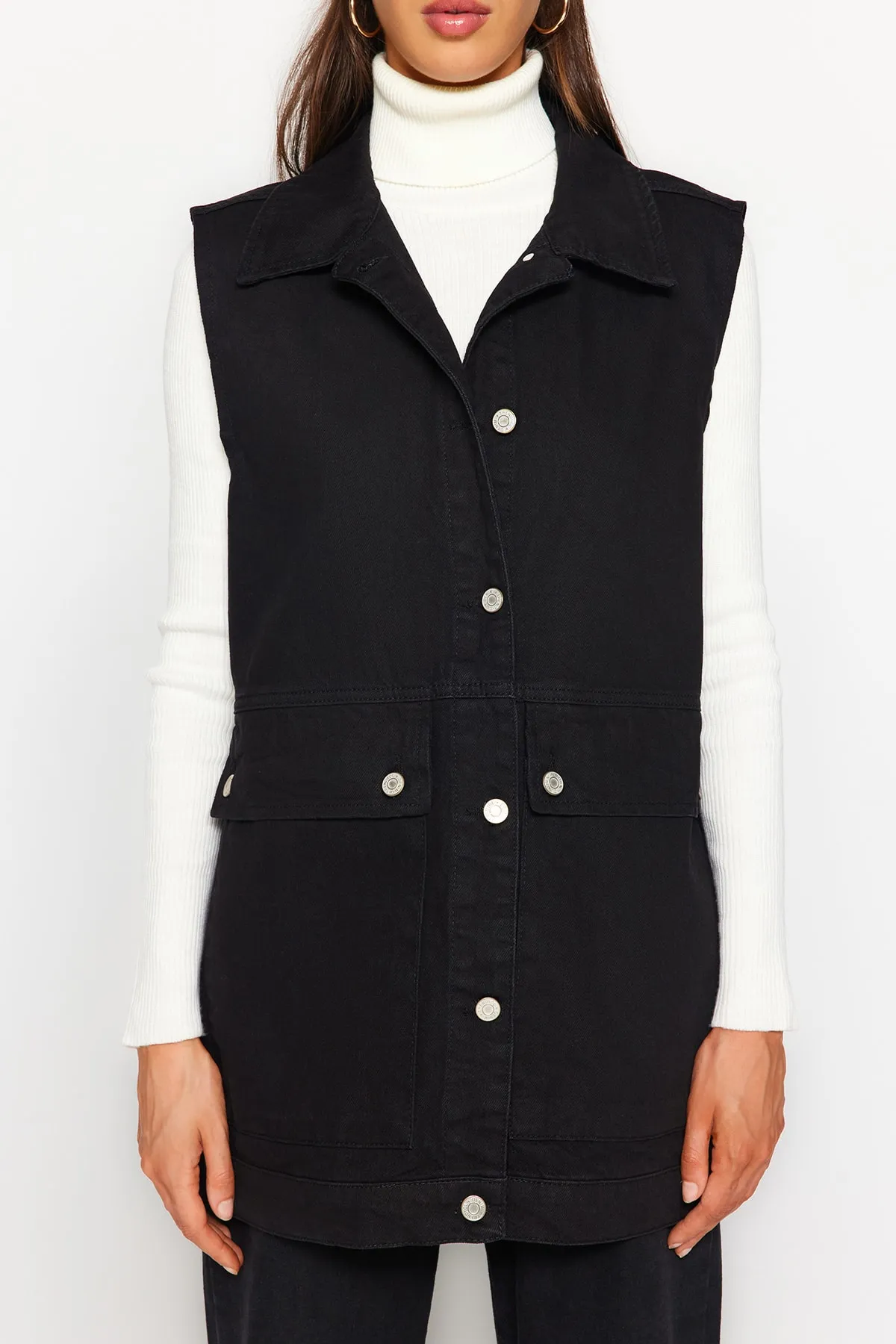 Trendyol Collection  Schwarze Jeansweste aus 100 % Baumwolle mit Hemdkragen und Taschendetail TCTAW22CK0006