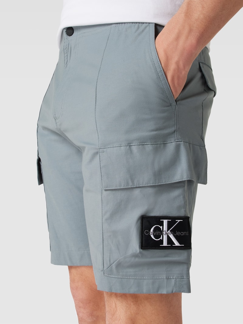 Cargoshorts mit Label-Stitching in mittelgrau