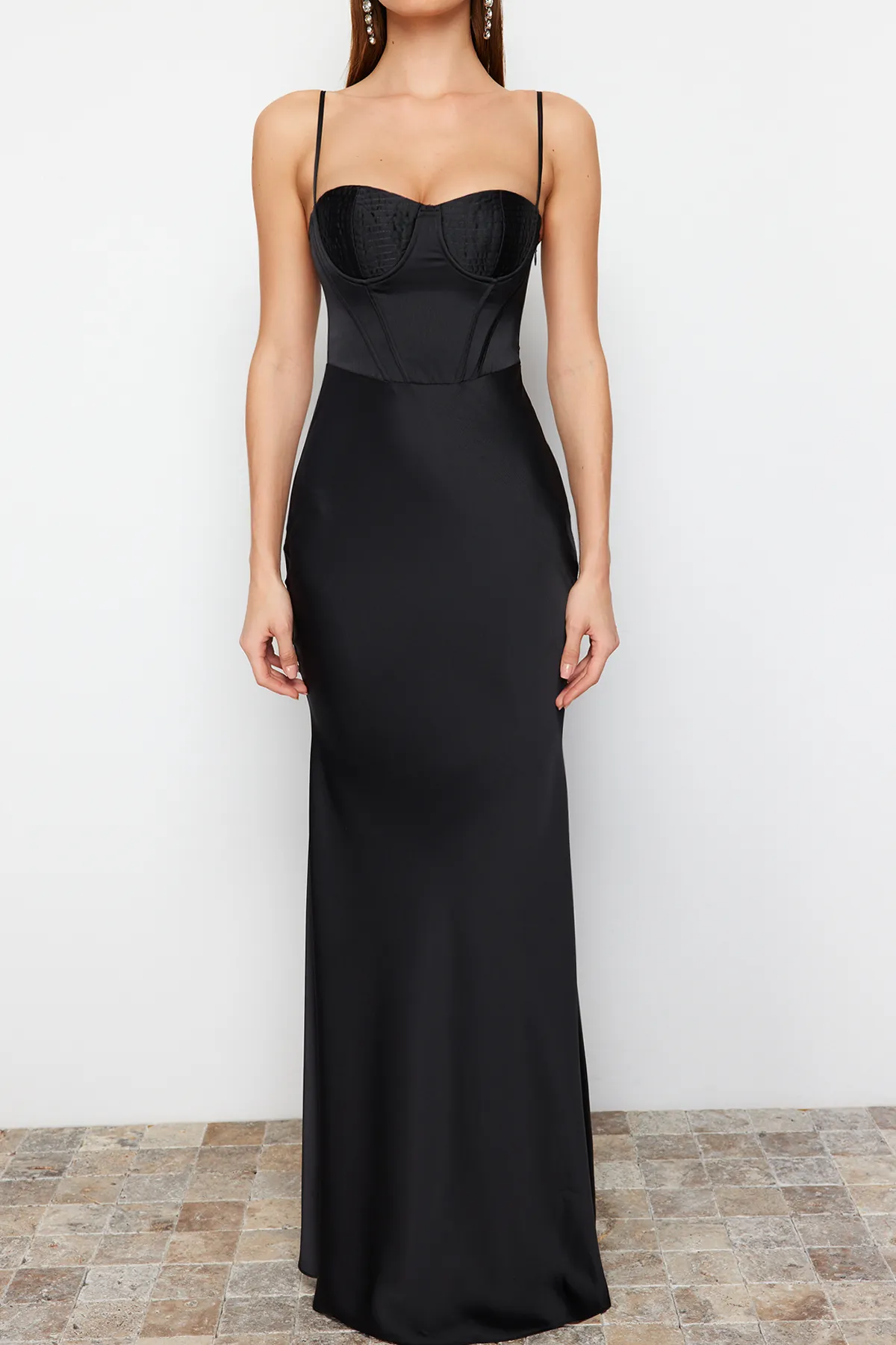 Trendyol Collection  Schwarzes, körperbetontes, gewebtes Korsett, detailliertes, langes Satin-Abendkleid TPRSS24AE00001