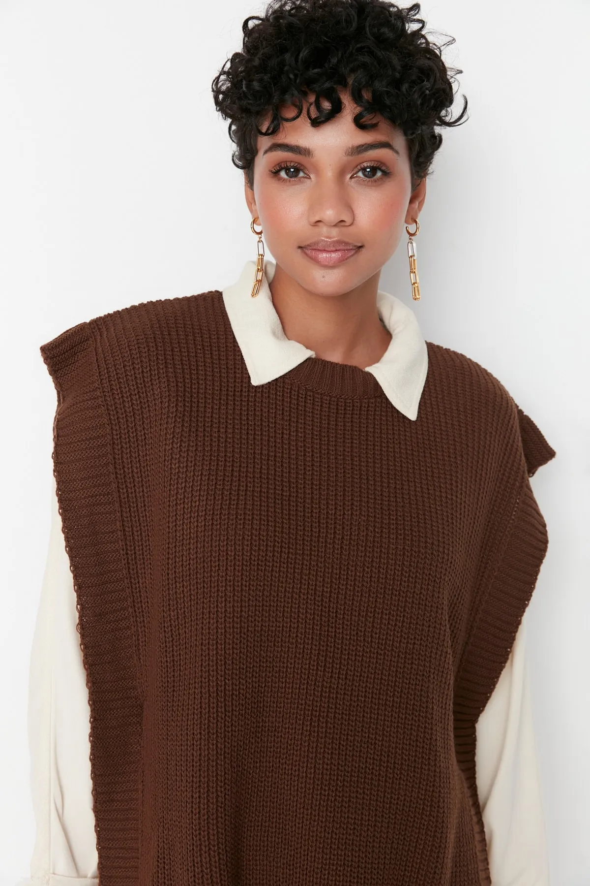 Trendyol Modest  Brauner Strickpullover mit seitlichem Schlitz und detailliertem Ausschnitt TCTAW23SV00010