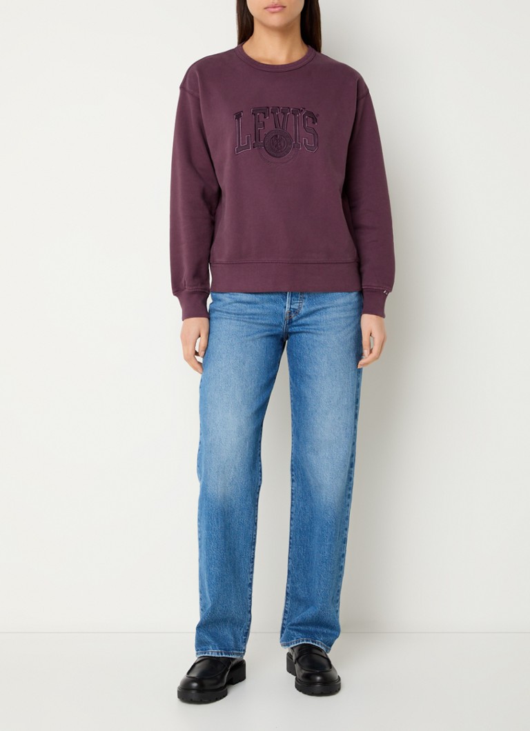 Levi's-neulepusero, jossa on logobrodeeraus