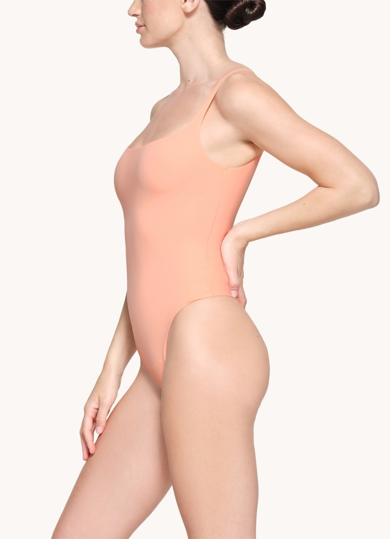 Body SKIMS Fits Everybody, cu bretele subțiri și decolteu pătrat.