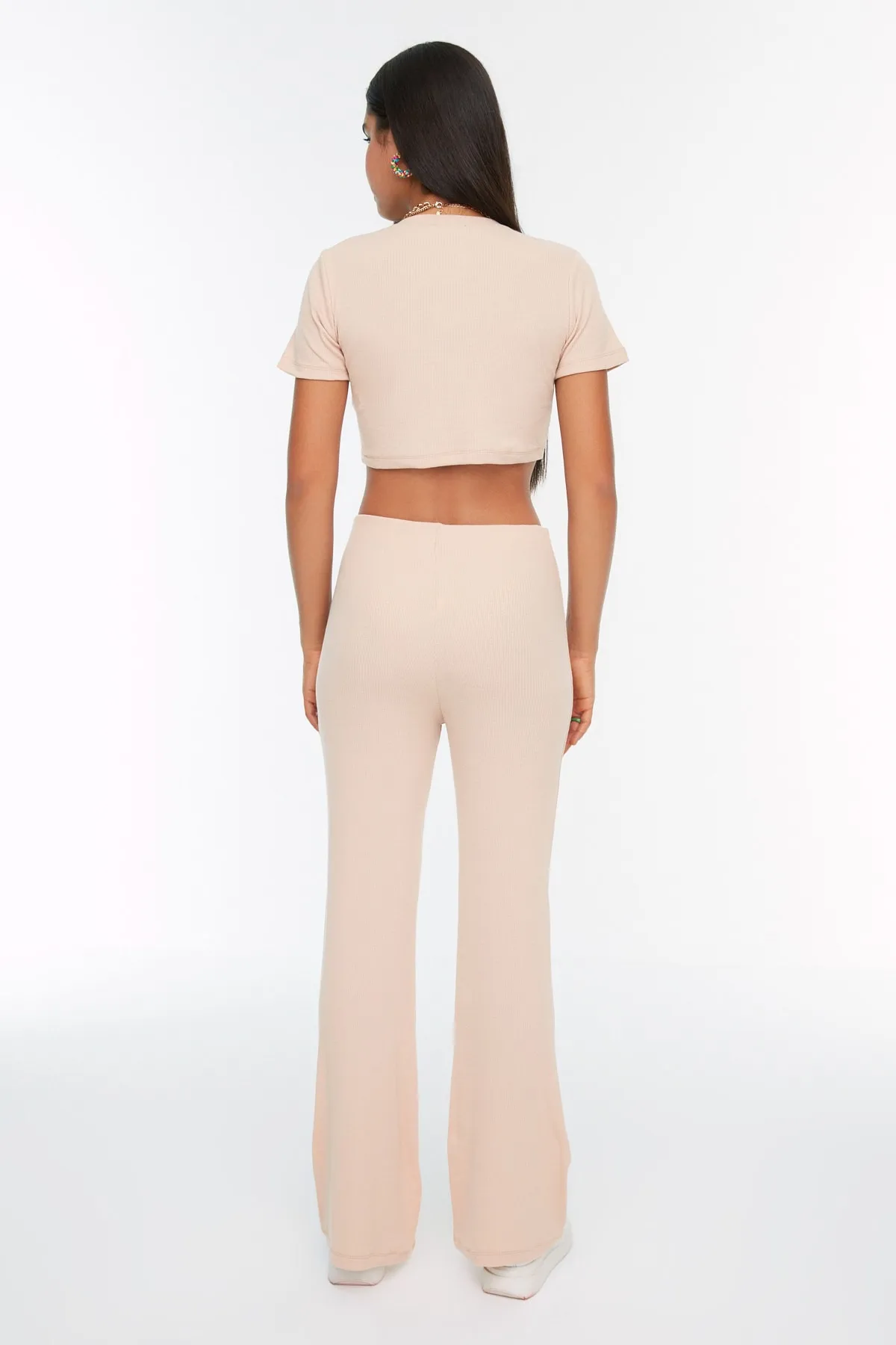 Trendyol Collection  Beiges, kurzes Set aus gerippter, dehnbarer Strickbluse und -hose mit Rundhalsausschnitt, Oberteil und Unterteil TWOSS21AU0160