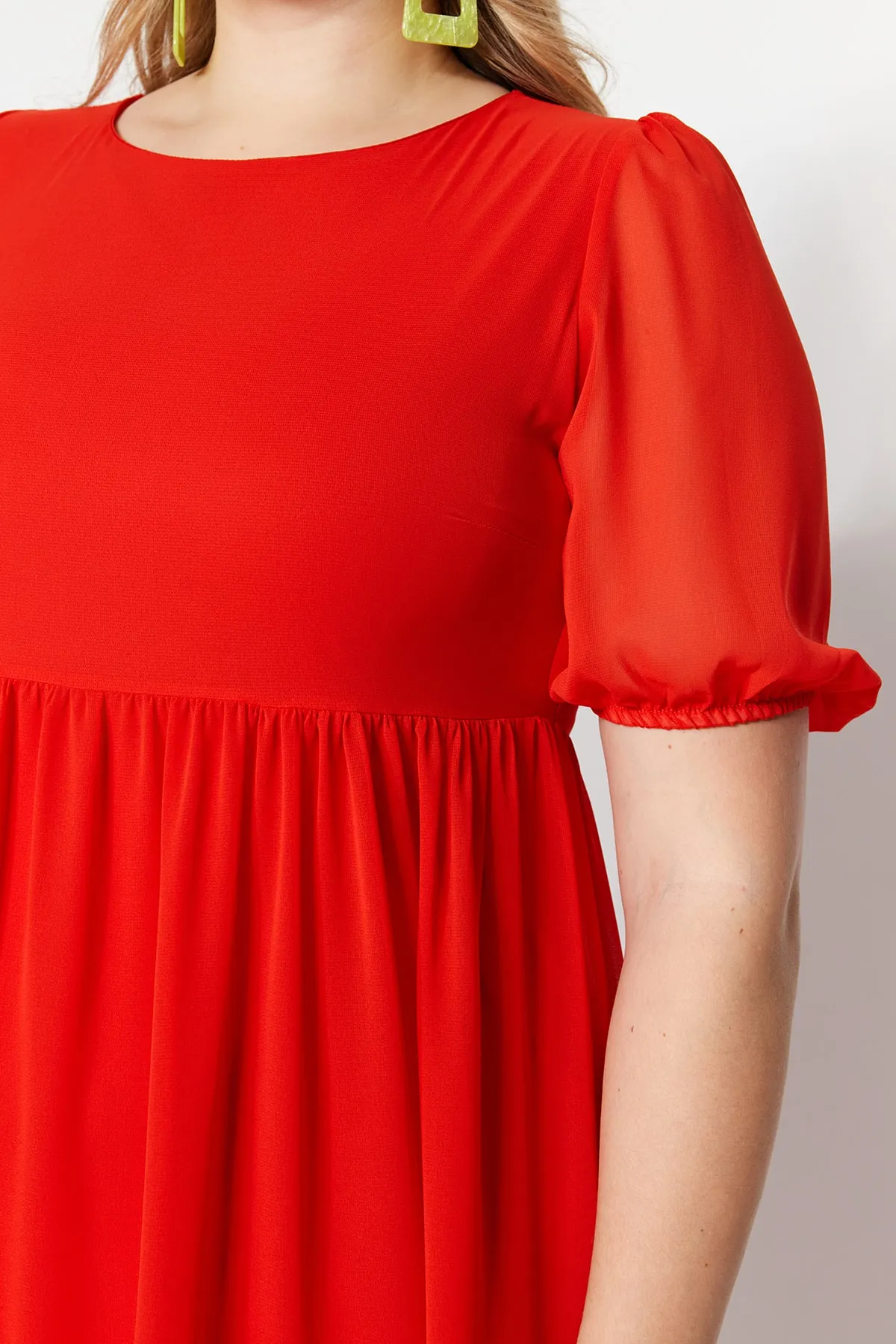 Trendyol Curve  Rotes gewebtes Chiffonkleid mit Ballonärmeln TBBSS23AH00041