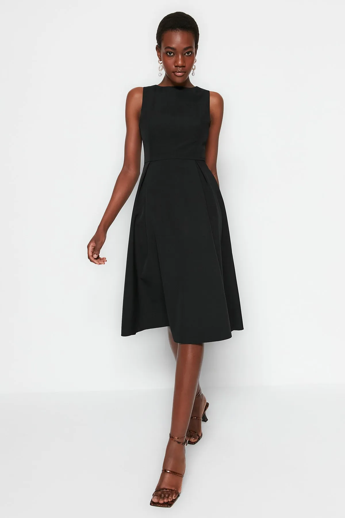 Trendyol Collection  Schwarzes Midi-Plissee-Webkleid mit Taille TWOSS20EL0980