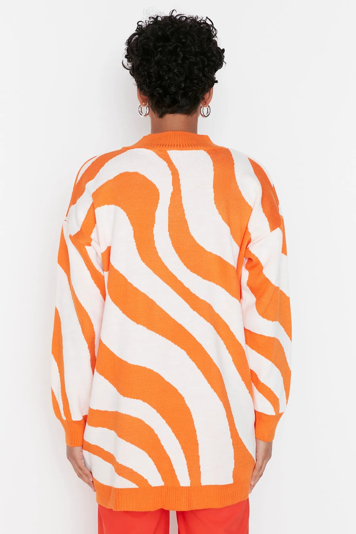 Trendyol Modest  Ecru-orangefarbener Strickpullover mit halbem Rollkragen und Tierstreifenmuster TCTAW23KZ00023