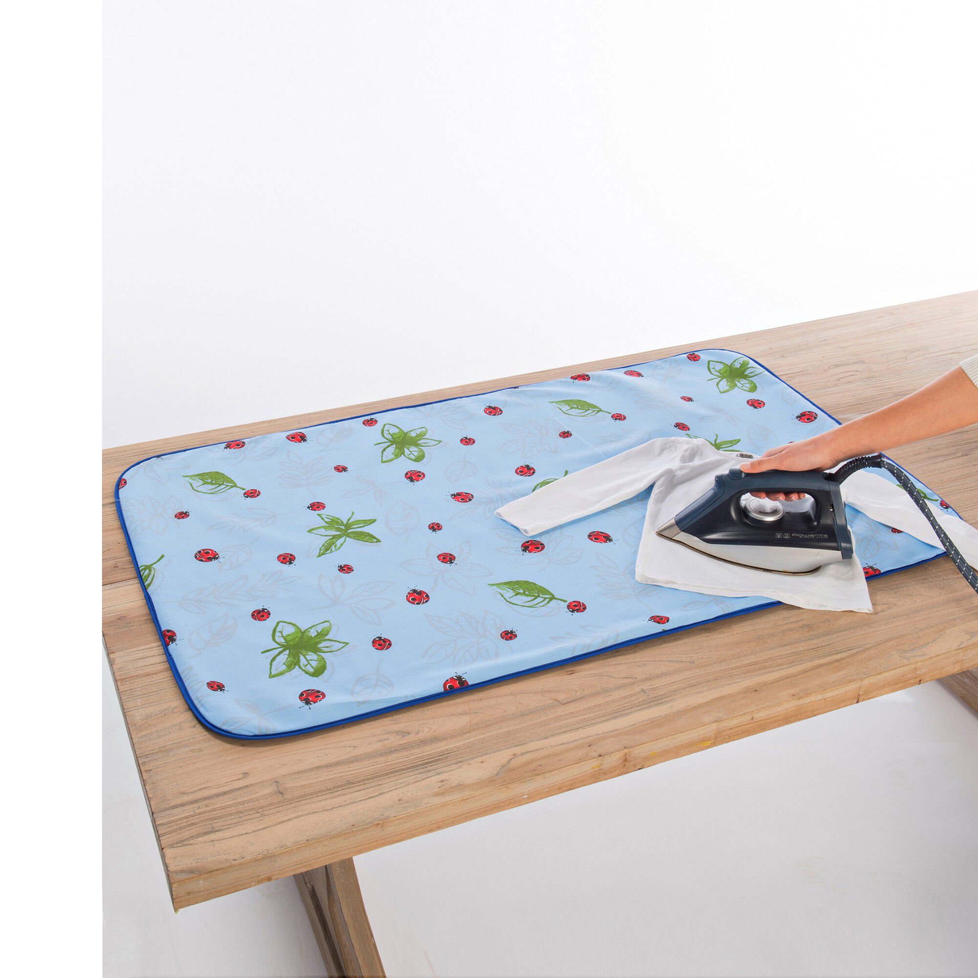 Nappe repassage motif coccinelles