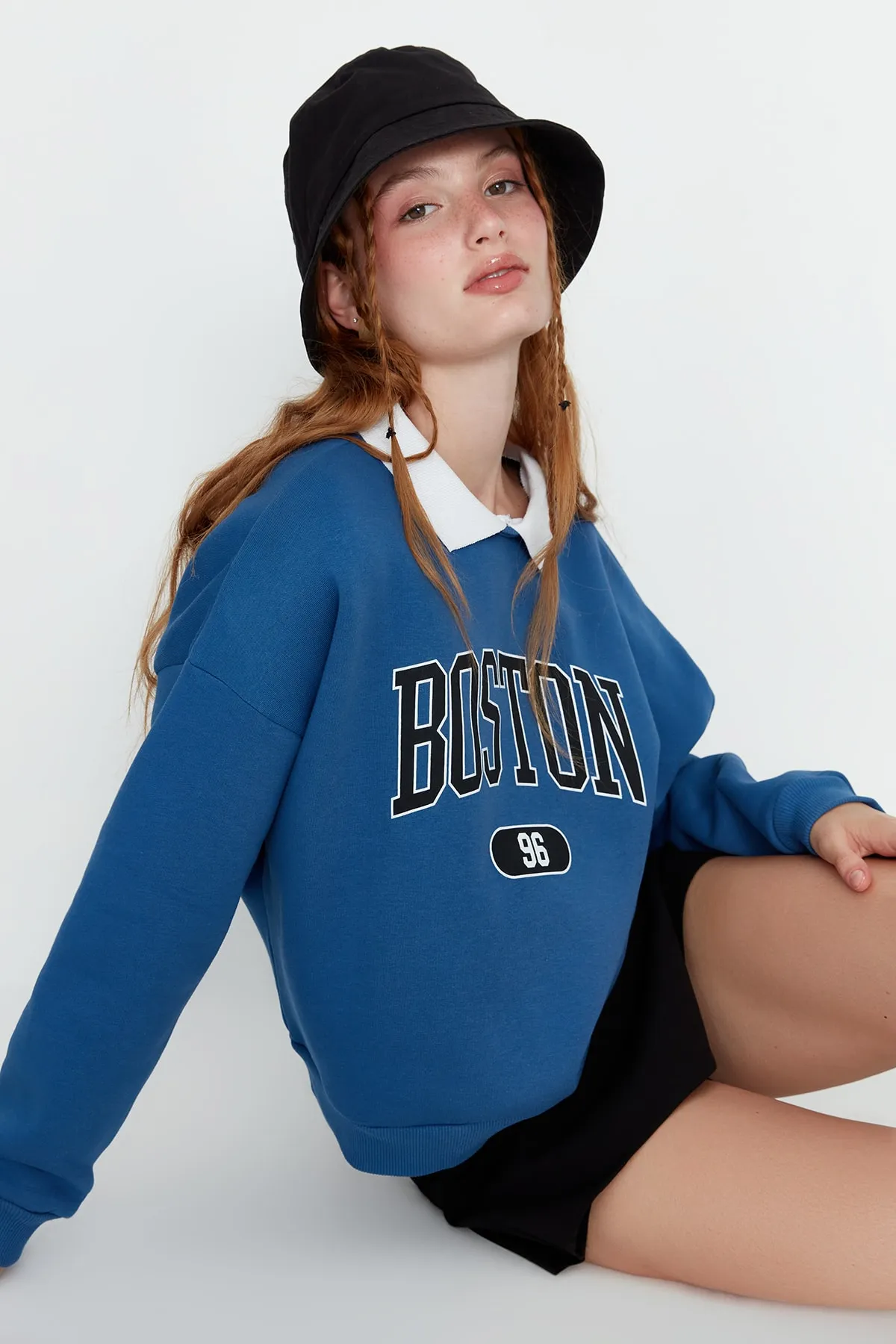 Trendyol Collection  Indigo bedrucktes Boyfriend-Sweatshirt aus dickem Fleece innen TWOSS21SW0171
