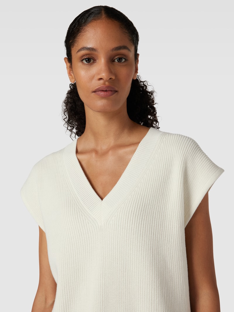 Strickpullover mit V-Ausschnitt in offwhite