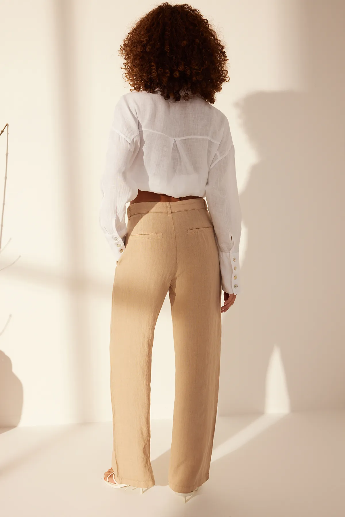 Trendyol Collection  Beigefarbene Plissierte Hose aus 100 % Leinen mit hoher Taille und weitem Bein TWOSS24JE00245