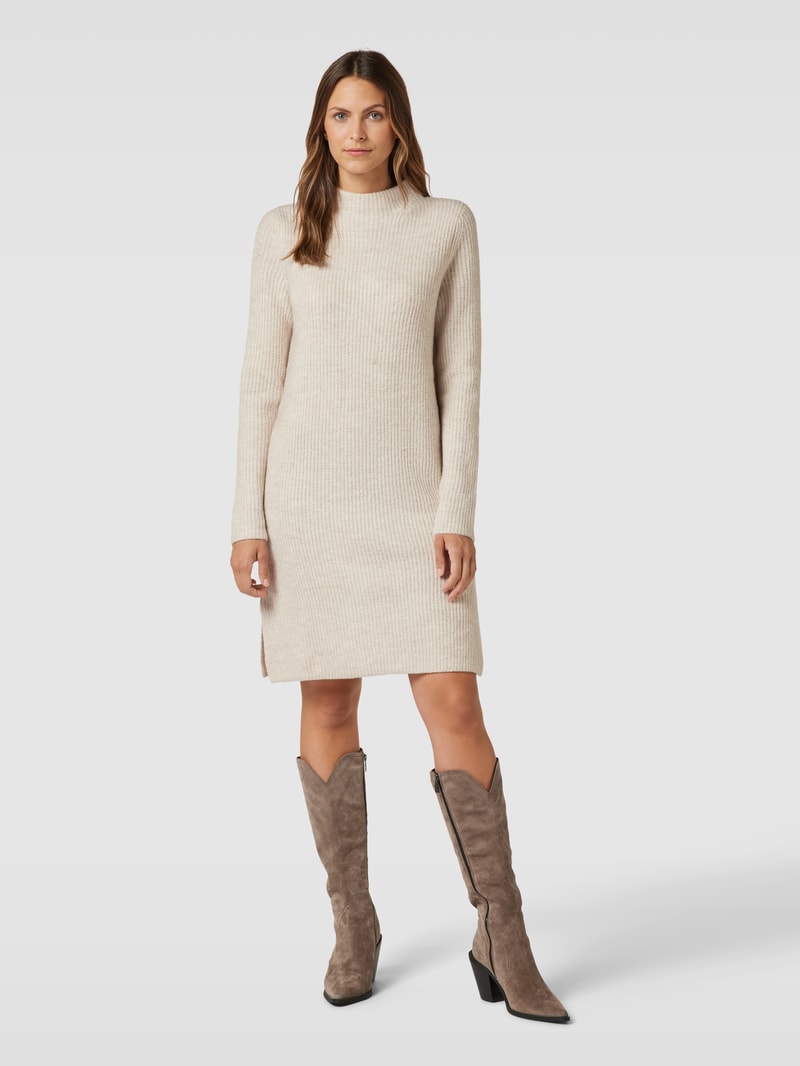 Knielanges Strickkleid mit Stehkragen in beige