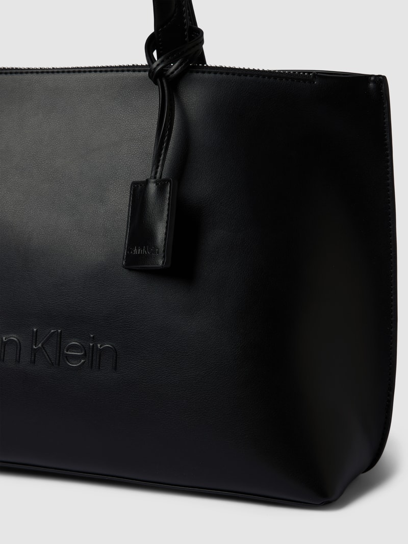 Shopper mit Label-Detail in schwarz