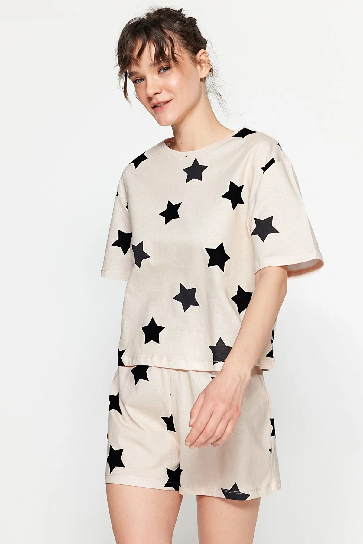 Trendyol Collection  Hellrosa Strick-Pyjama-Set mit T-Shirt und Shorts aus 100 % Baumwolle mit Sternmuster THMSS22PT0501