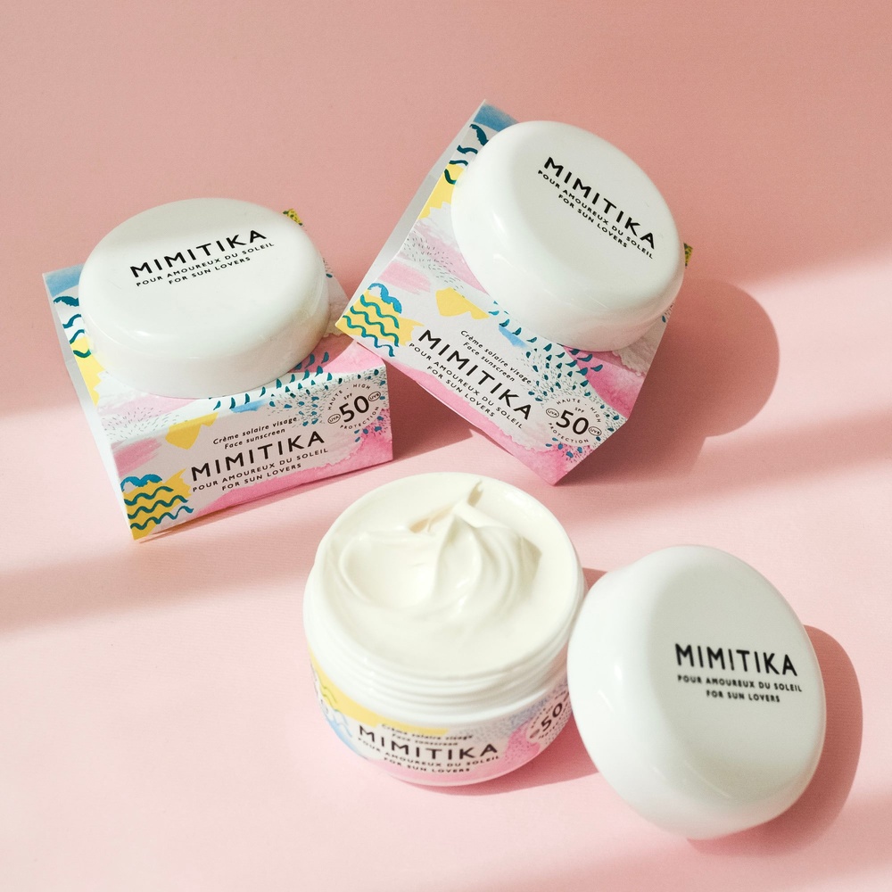Mimitika Crème Solaire Visage SPF50 Associe une haute protection SPF50 et le confort d’une crème de jour classique.