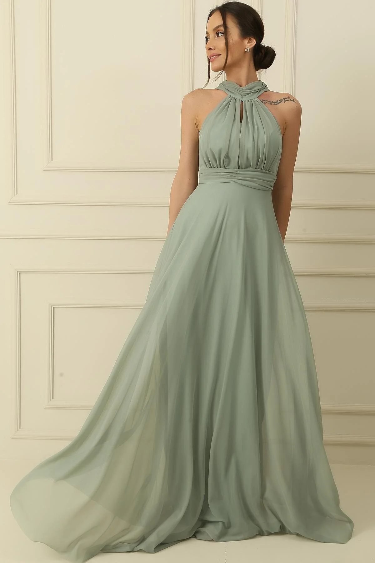 By Saygı  Neckholder-gefüttertes langes Tüllkleid