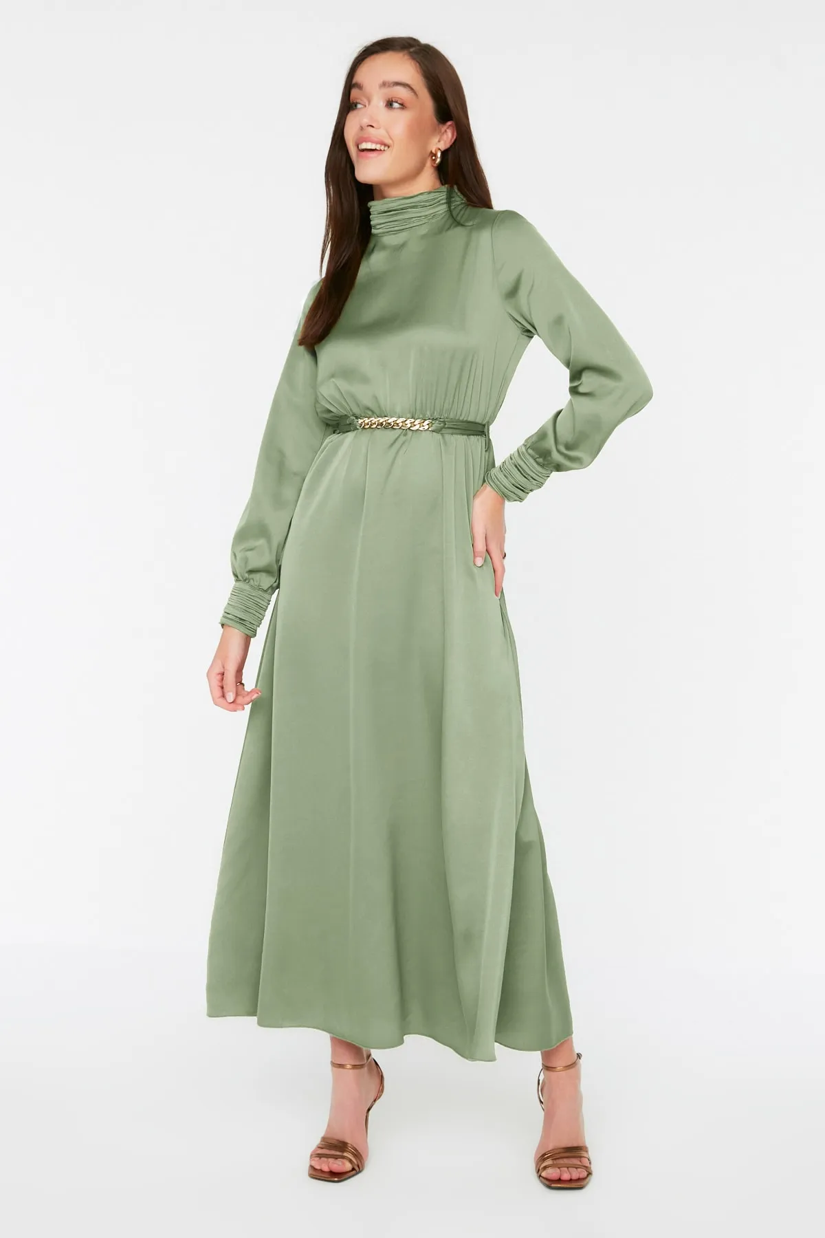 Trendyol Modest  Grünes gewebtes Abendkleid mit drapiertem Kragen und Manschetten, Gürtel TCTSS22EB0142