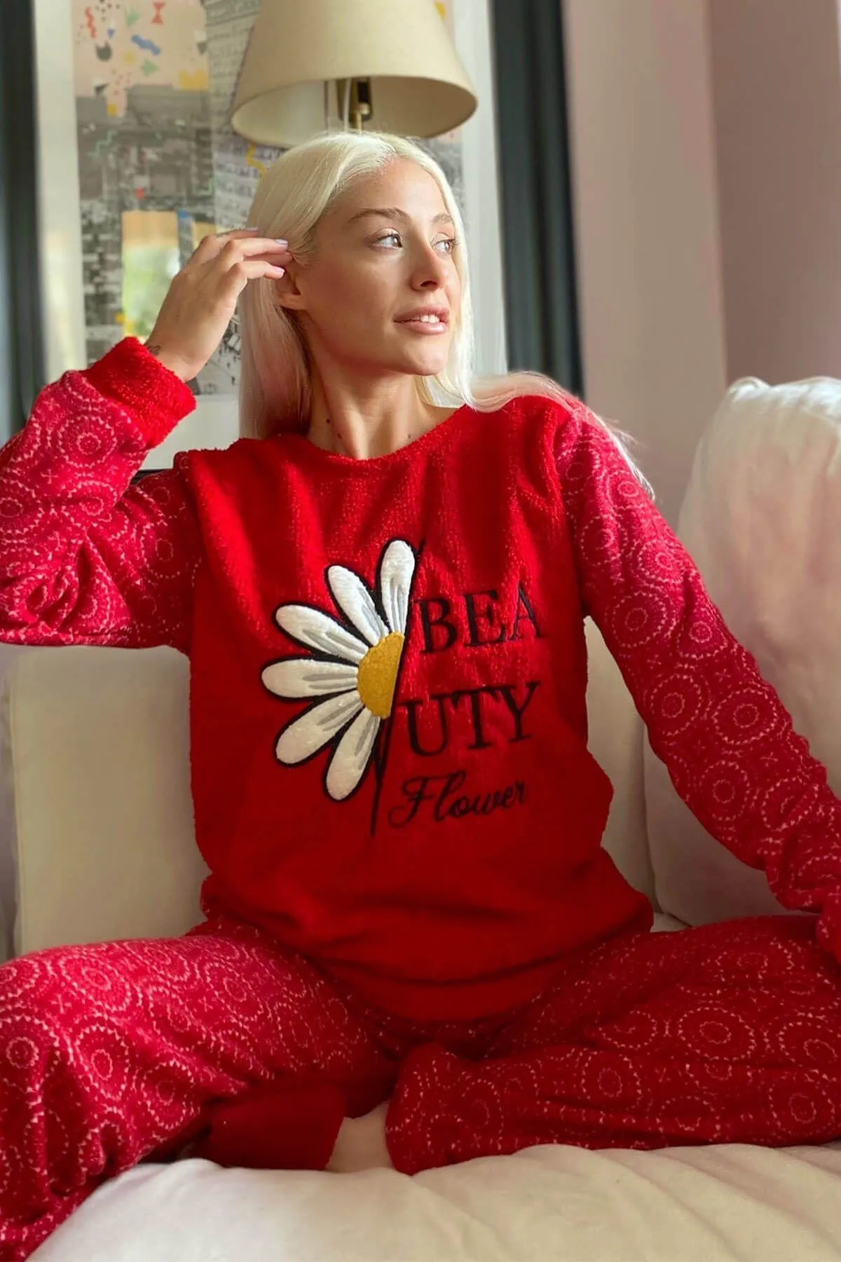 Pijamaevi  Plüsch-Pyjama-Set für Damen mit rotem Gänseblümchenmuster
