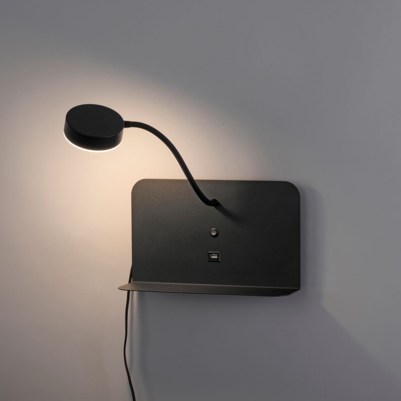 JUST LIGHT LeuchtenDirekt LED Wandleuchte BOARD, dreh- und schwenkbar, USB, 3000 K, Ablagefläche, Innenleuchte, IP20