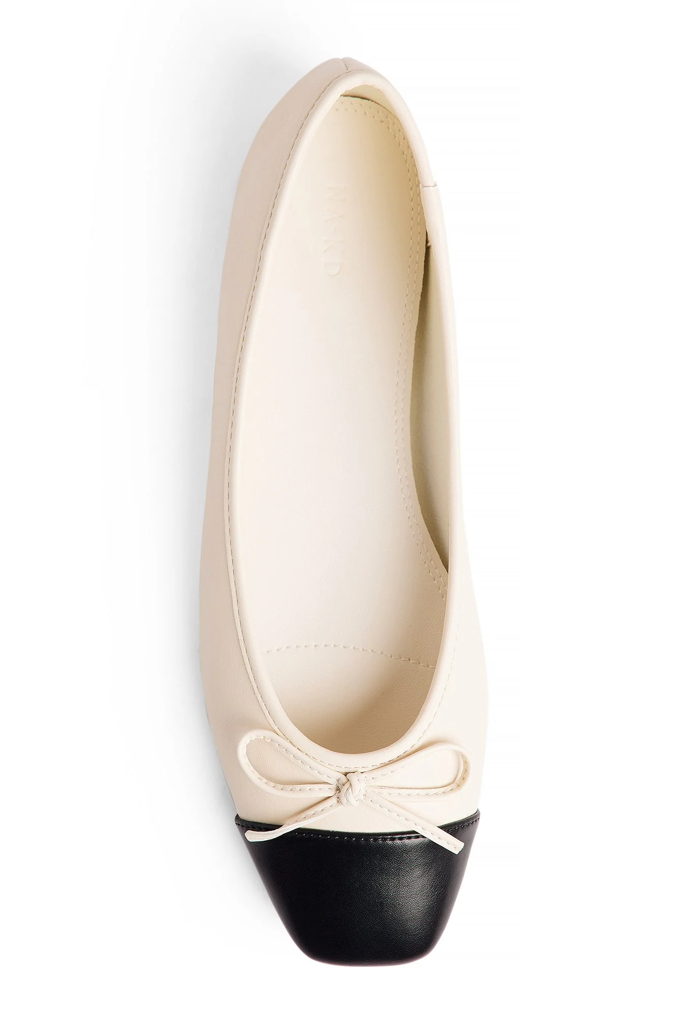 Ballerinas mit konstrastreicher Spitze