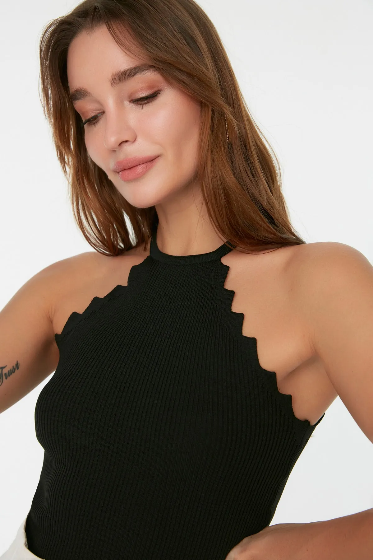 Trendyol Collection  Schwarze Neckholder-Strickbluse TWOSS22BZ0762