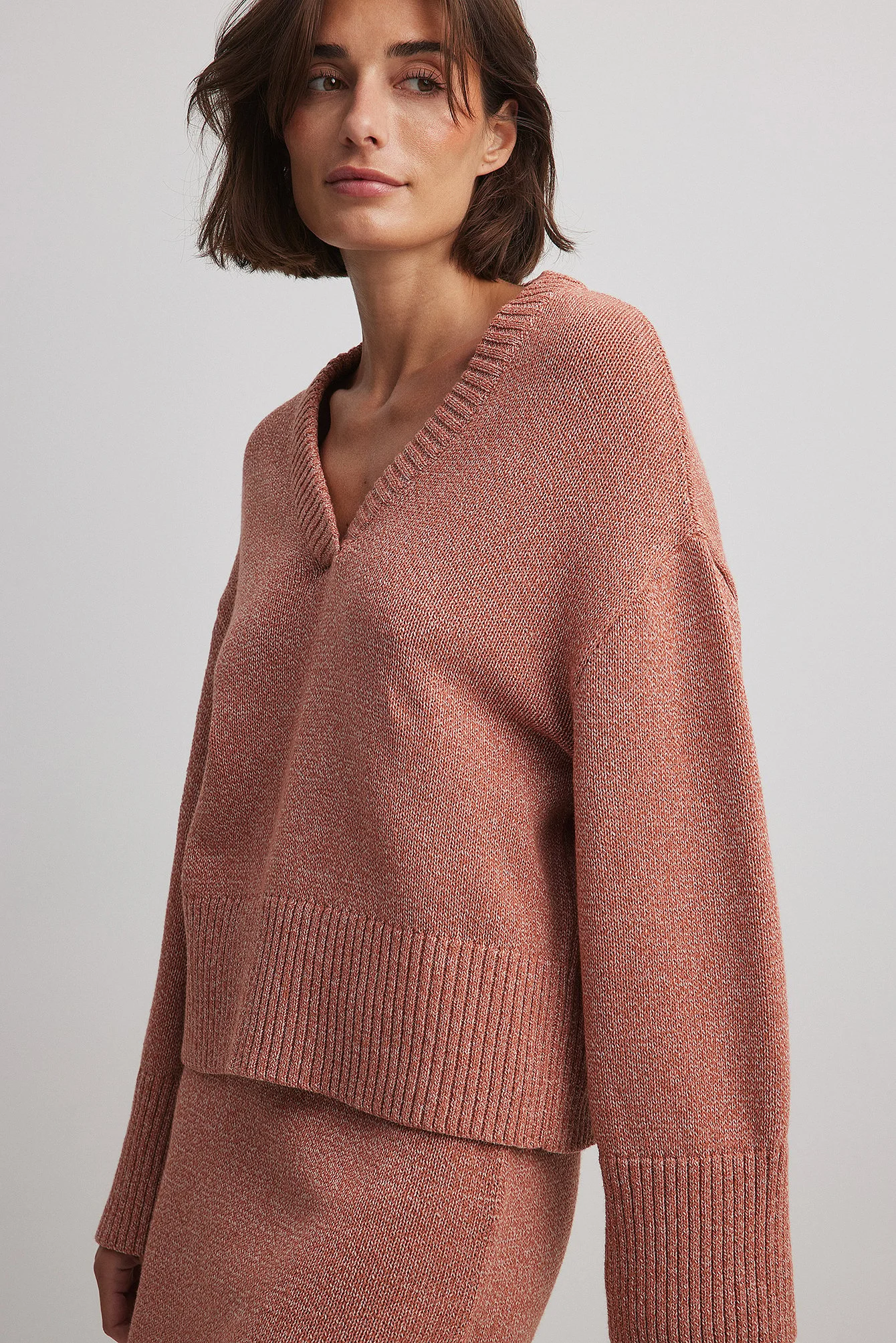 Strickpullover mit V-Ausschnitt und weiten Ärmeln