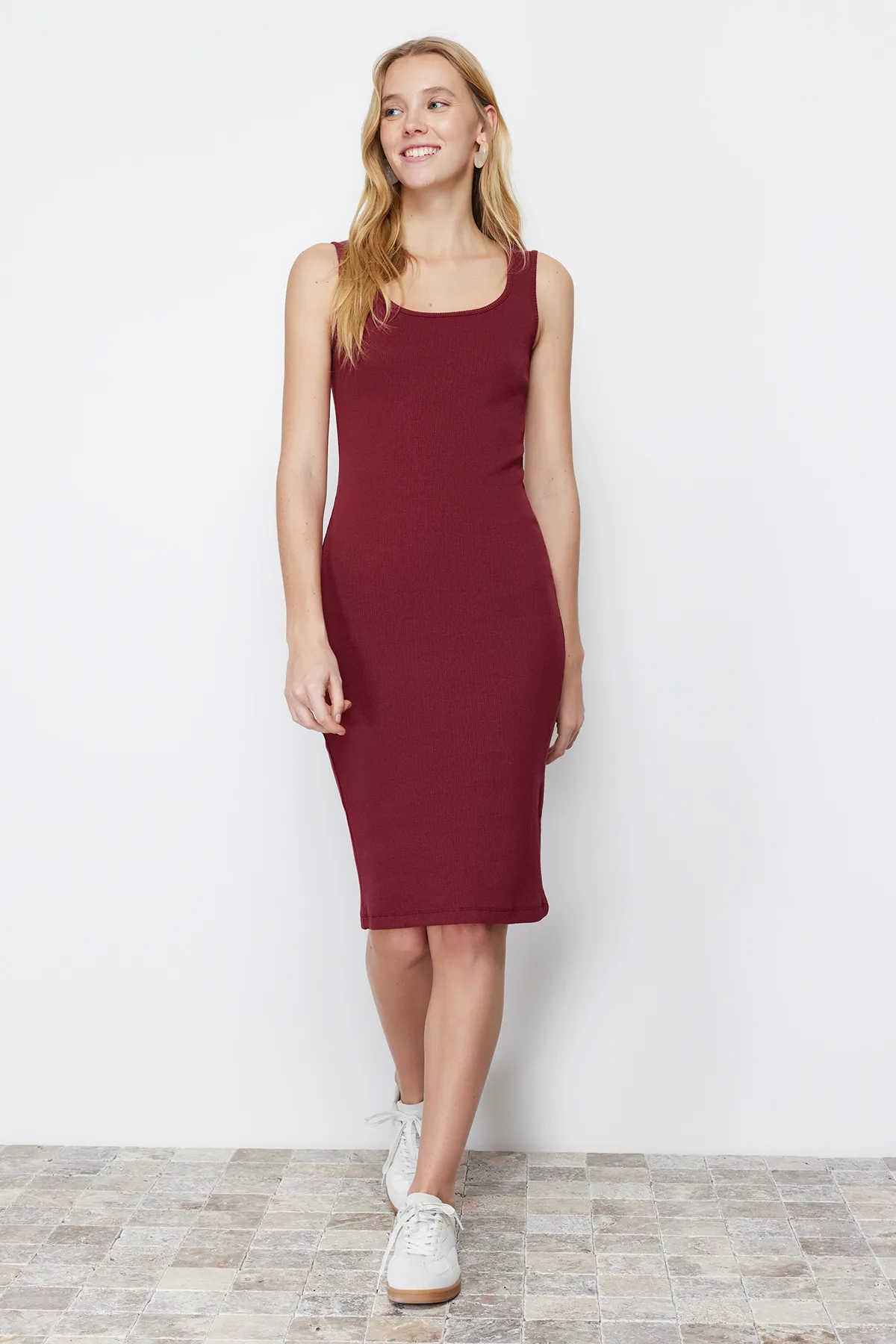 Trendyol Collection  Weinrotes Midi-Bleistiftkleid aus geripptem Stretch-Strick mit Poolkragen TWOSS24EL00488