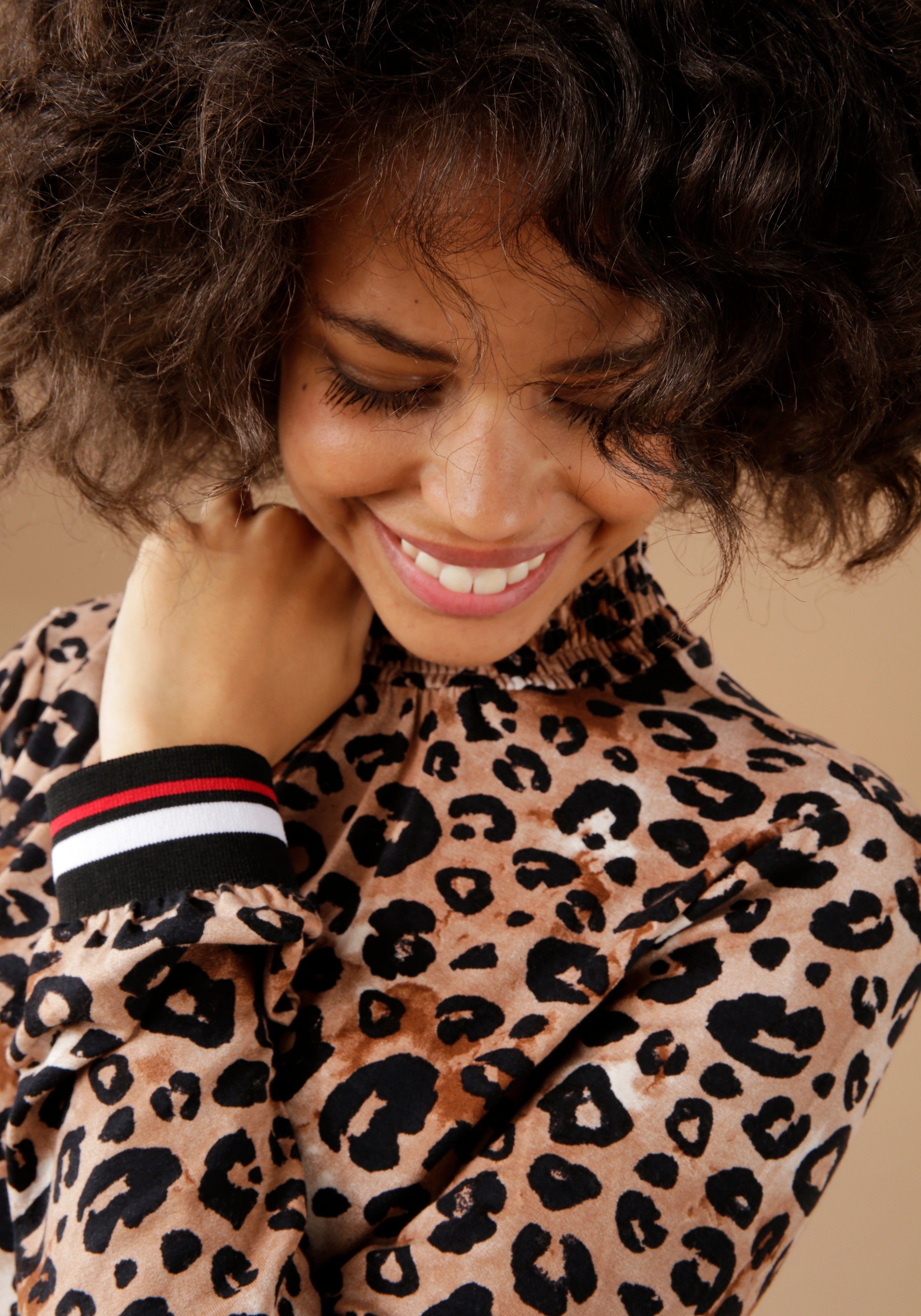 Aniston CASUAL Langarmshirt mit trendigem Animal-Print und gestreiften Bündchen