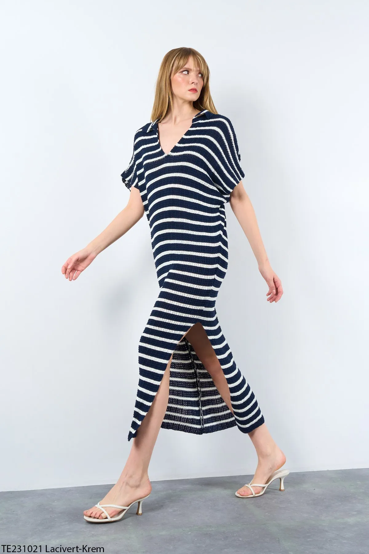 Laluvia  Marineblau-cremefarbenes, gestreiftes Schlitzkleid mit Rollkragen
