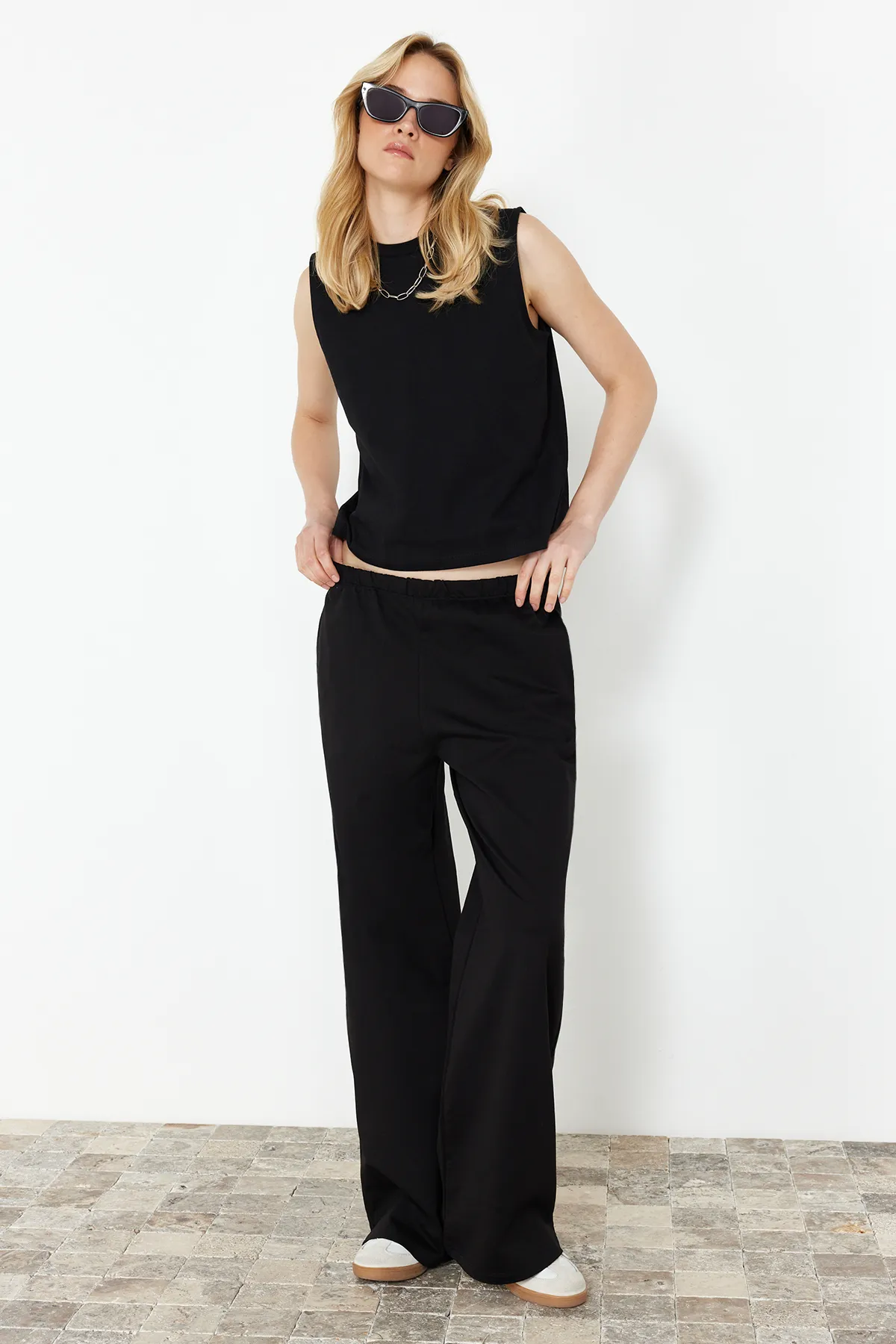 Trendyol Collection  Schwarzes Set aus Oberteil und Unterteil aus 100 % Baumwolle mit weitem Bein und ohne Ärmel TWOSS24AU00062
