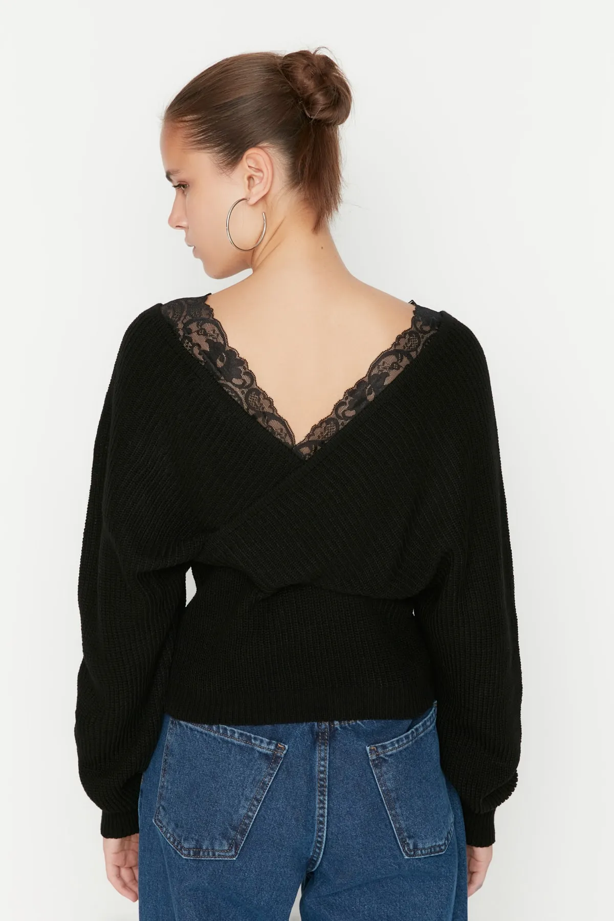 Trendyol Collection  Schwarzer zweireihiger Strickpullover mit Spitze TWOAW22KZ0522