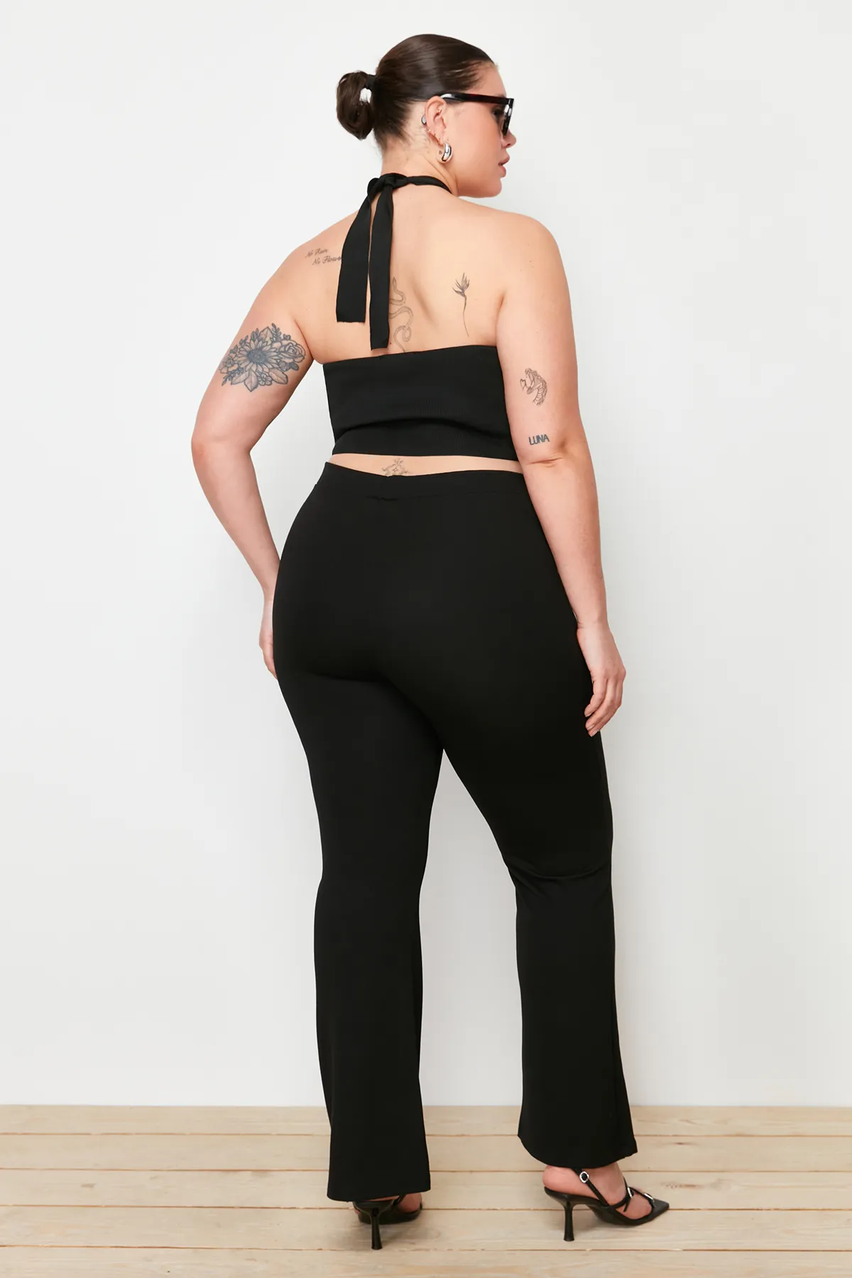 Trendyol Curve  Schwarze Strickhose mit spanischem Bein und hoher Taille TBBAW23AR00031