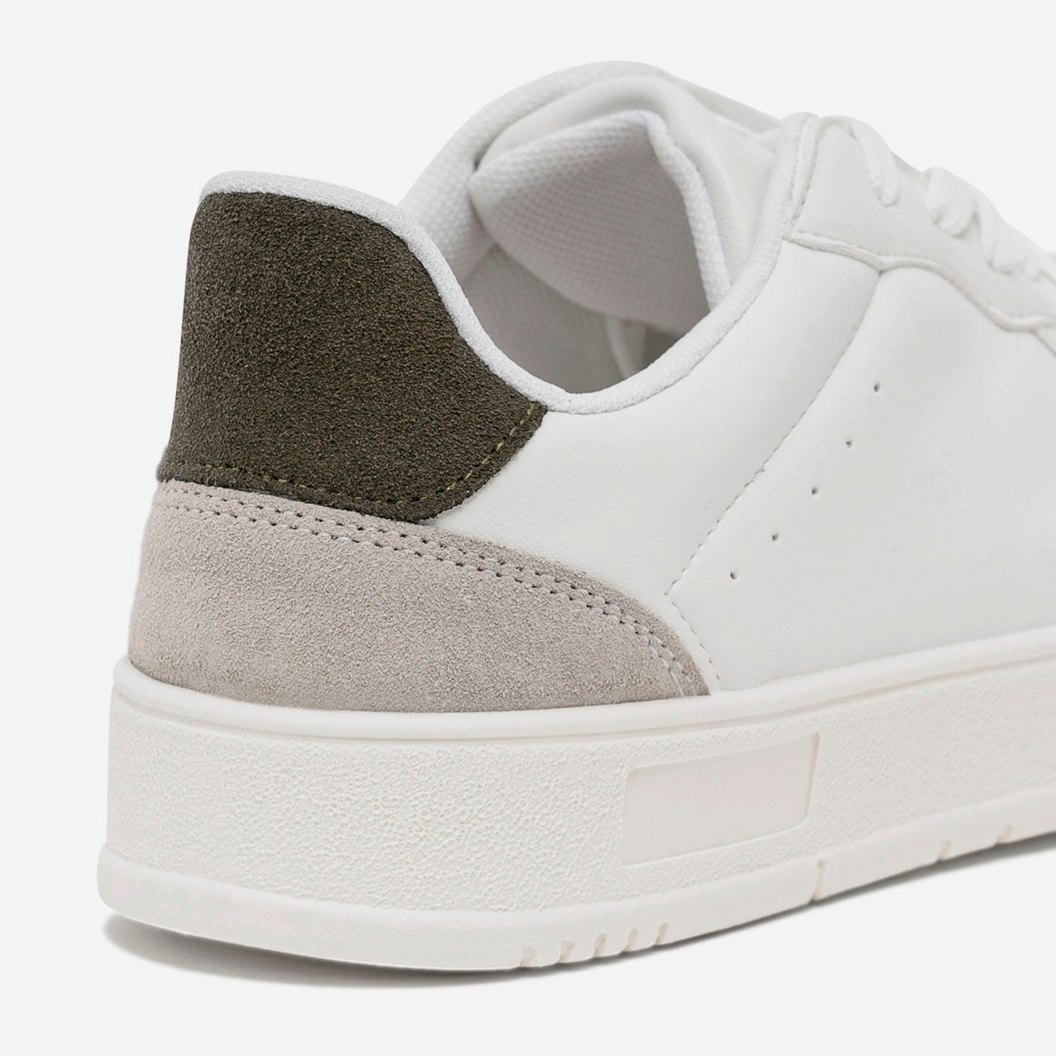 Tennis blanche avec cuir velours gris et kaki