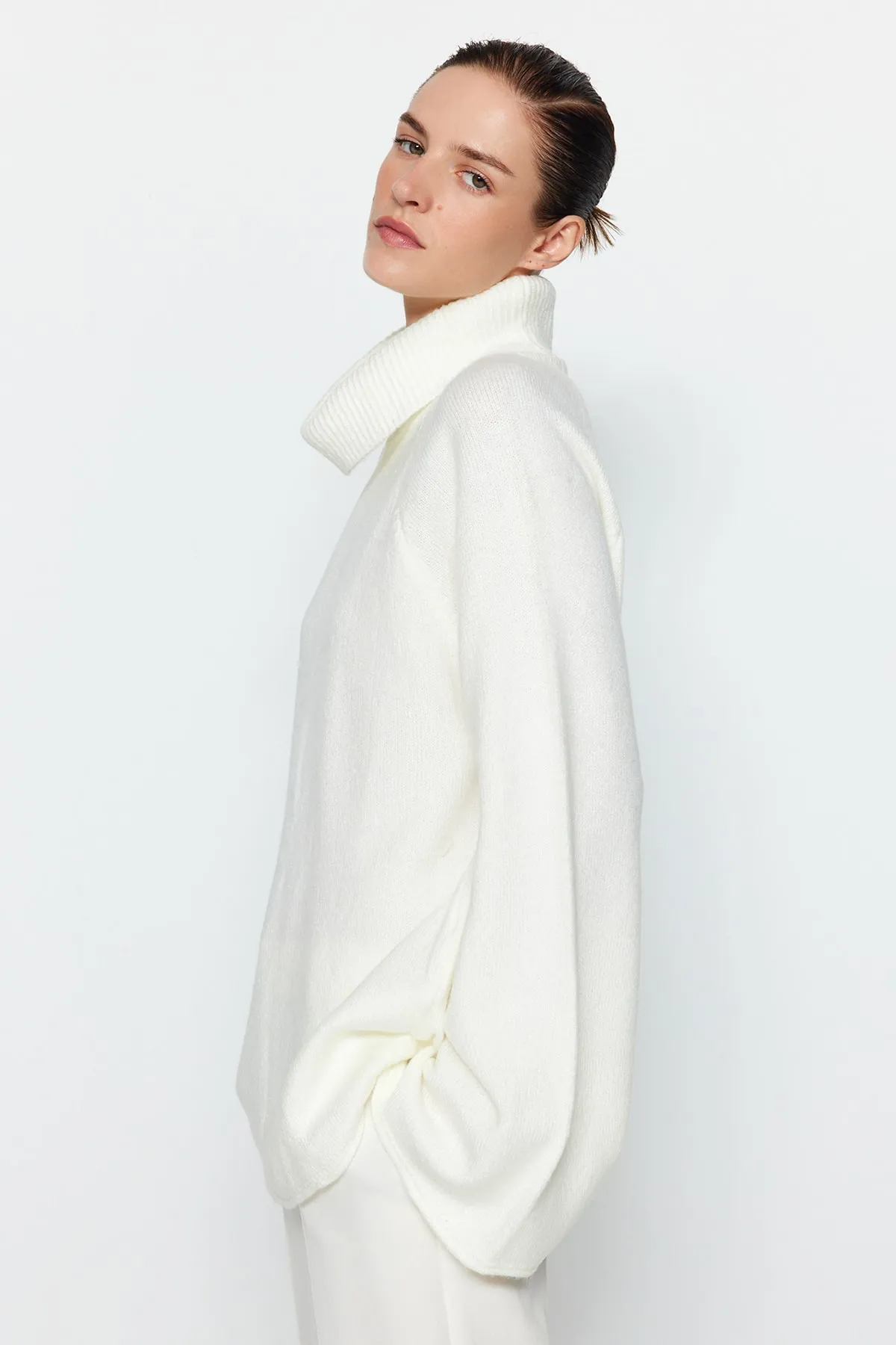 Trendyol Collection  Ecrufarbener Rollkragenpullover mit weicher Struktur TWOAW24KZ00426