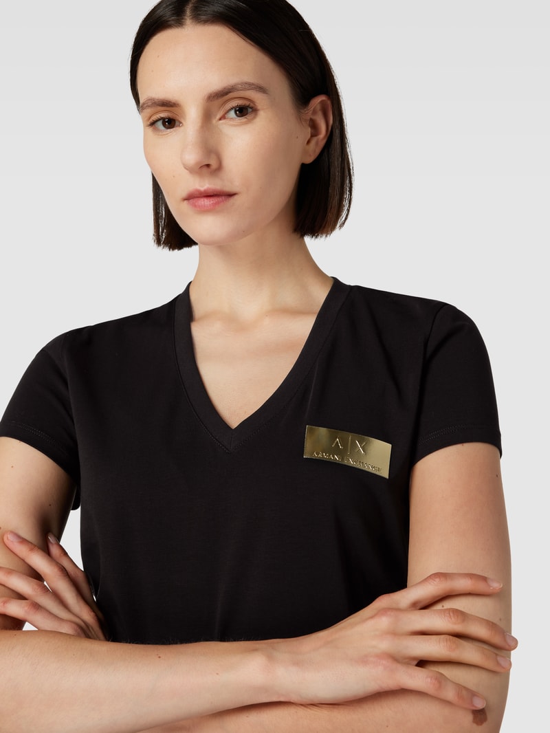 T-Shirt mit V-Ausschnitt in schwarz