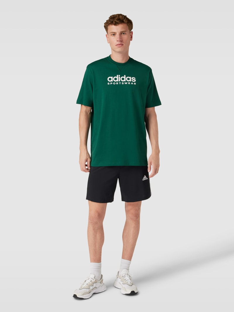 Shorts mit seitlichen Taschen in schwarz