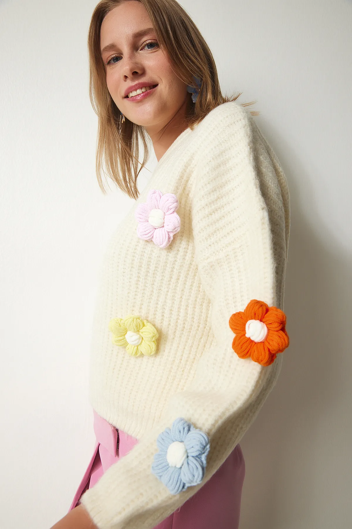 Happiness İstanbul  Ecrufarbener Oversize-Strickpullover mit Blumen-Accessoires für Damen PF00031