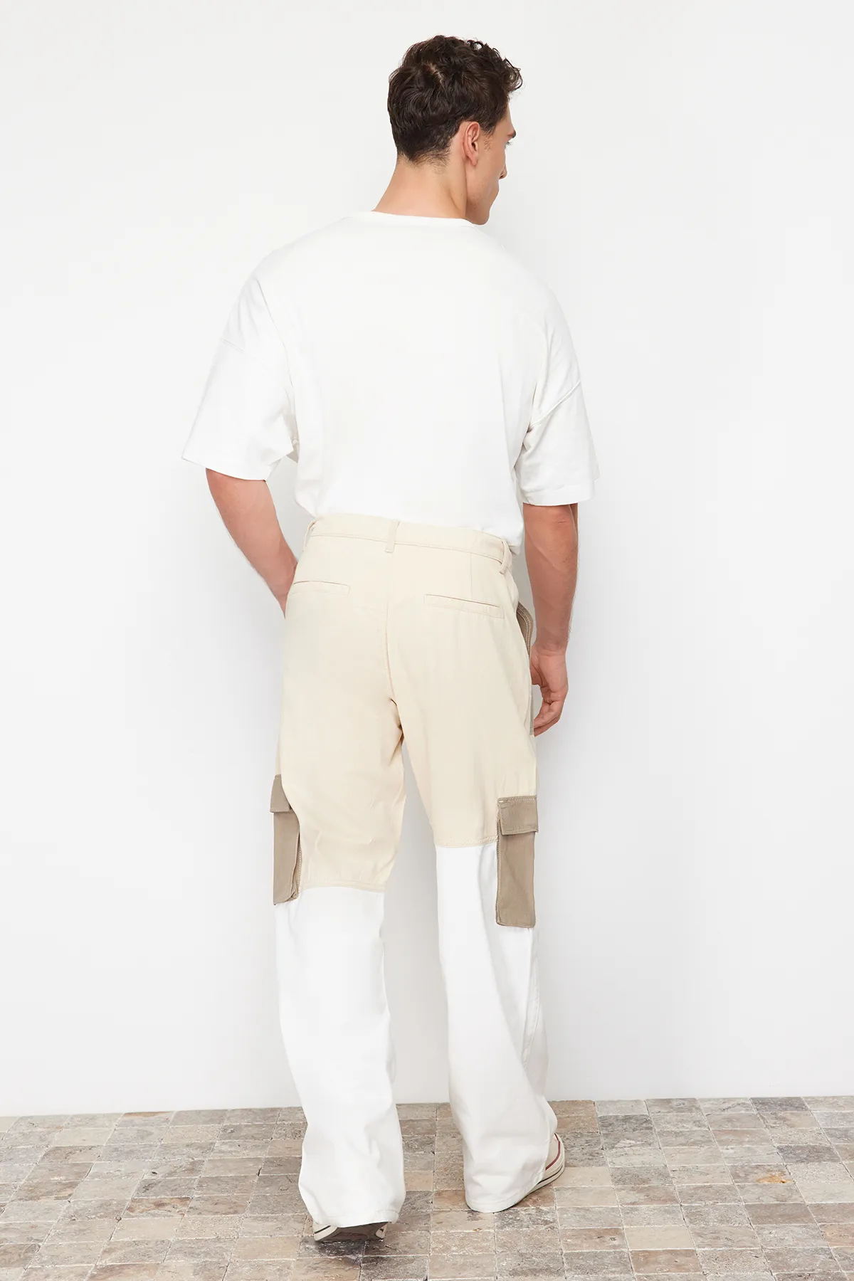 Trendyol Collection  Khakifarbene Cargohose mit lockerer Passform und Farbblock in limitierter Auflage TMNSS24PL00008