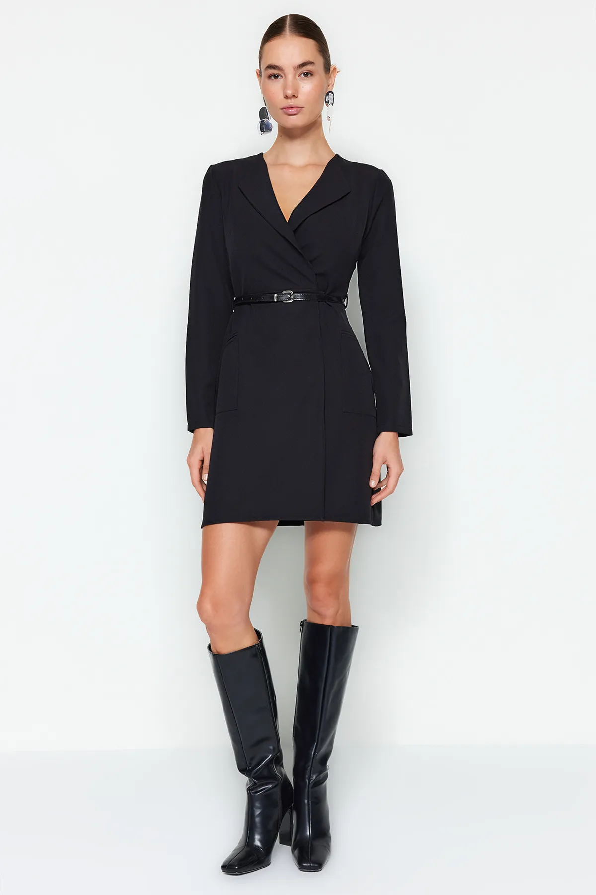 Trendyol Collection  Schwarzes, zweireihiges, gewebtes Mini-Jackenkleid mit Gürtel und Kragen TWOAW24EL00300